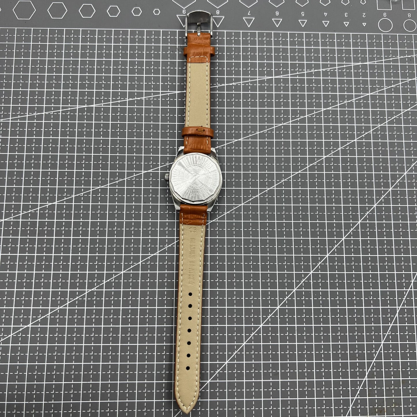 PUBU 32mm manual mechanical watch with grey dial, 17 jewels, and elegant nail indices showcasing Chinese craftsmanship.