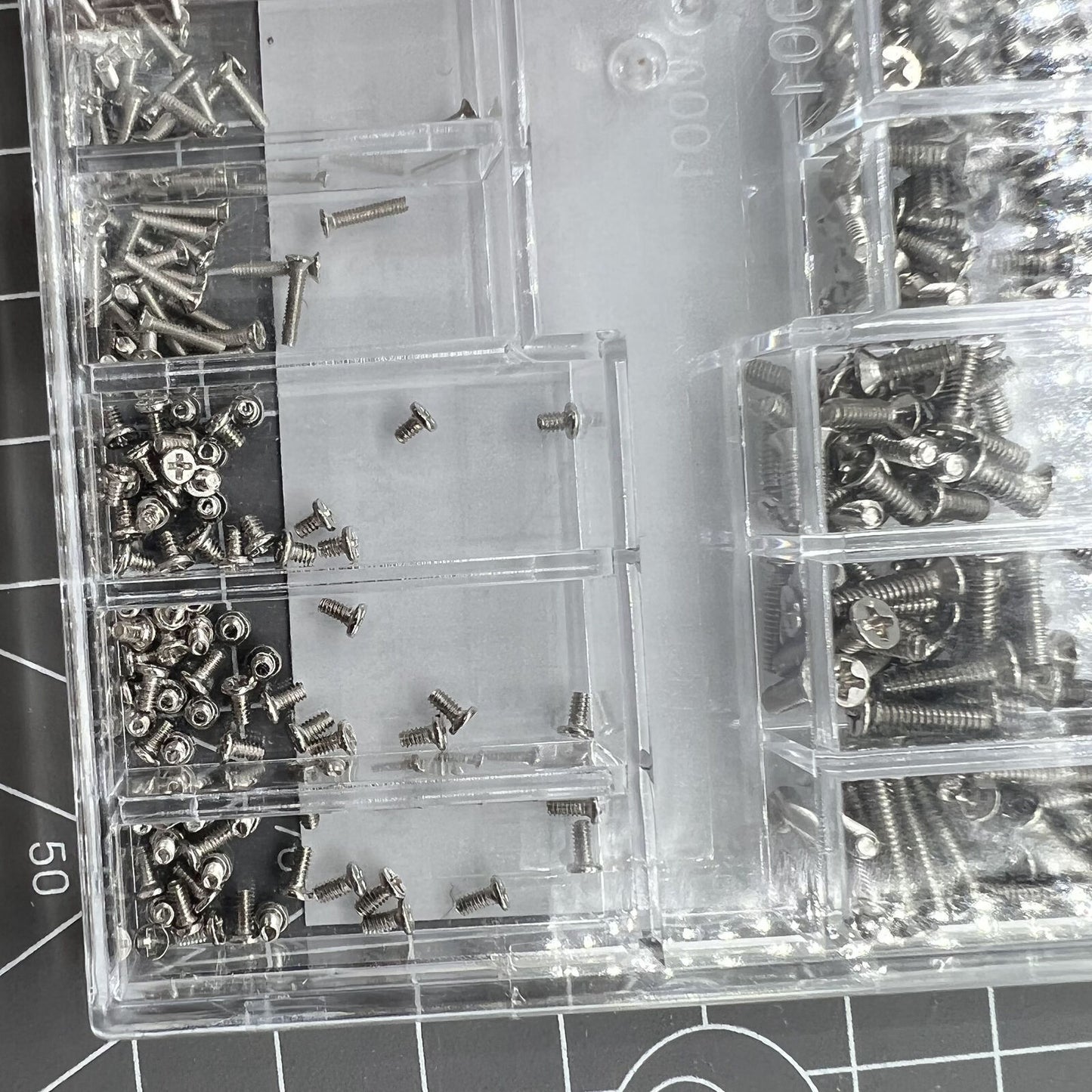 18 Spezifikationsschrauben Befestigungsschrauben Schmuckglas Uhrenreparaturteilsortiment