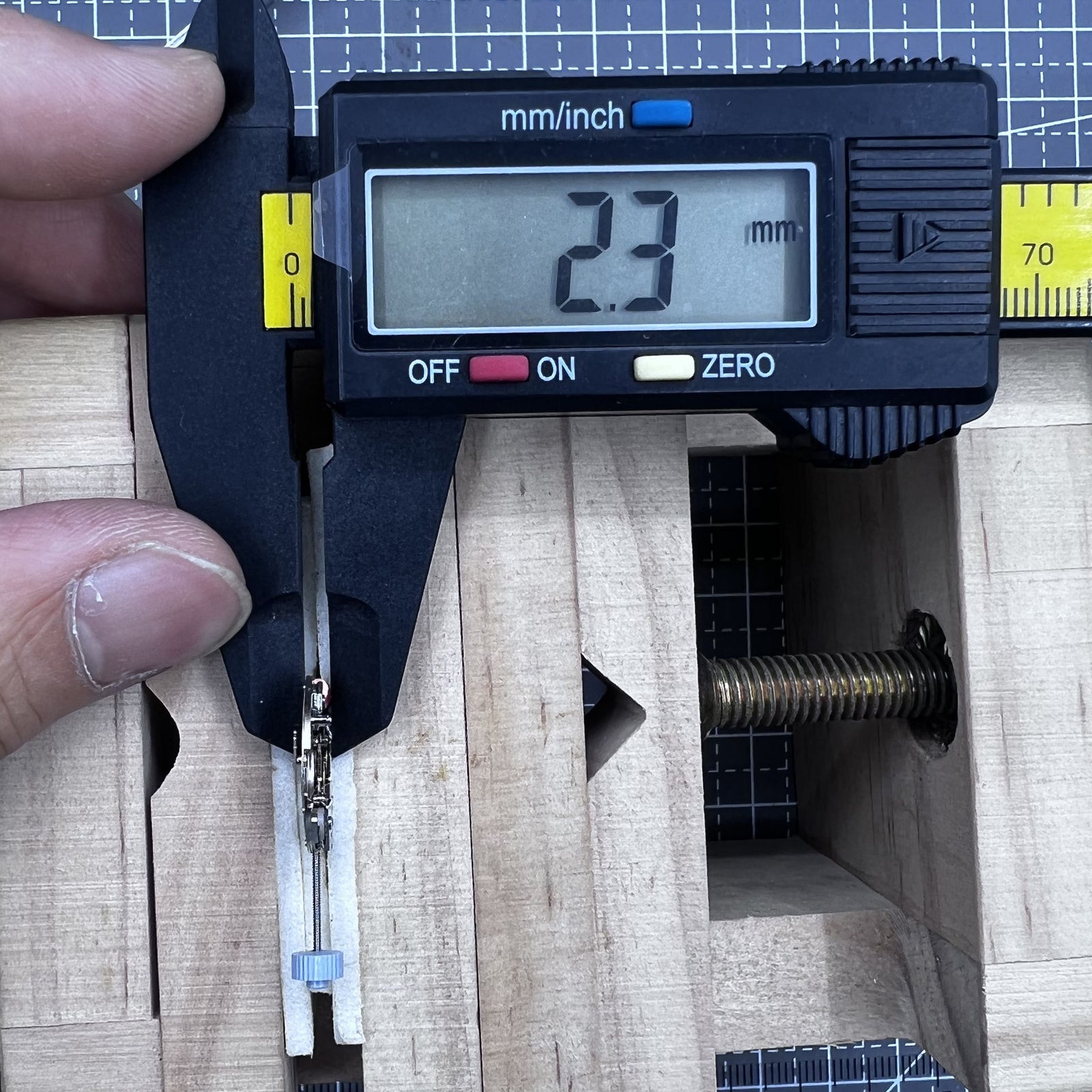 Swiss Ronda 775 quartz watch movement with date at 6 o'clock for precise timekeeping by Ronda.