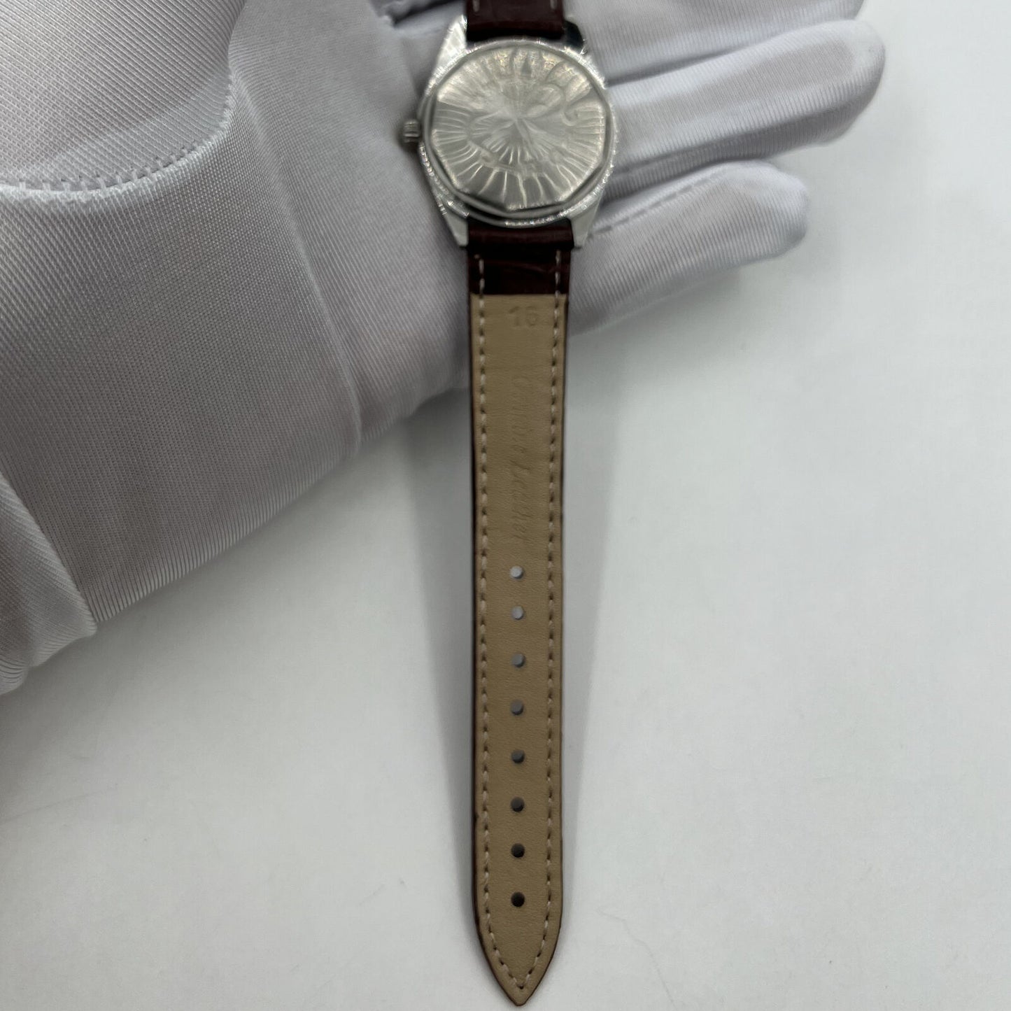 HONGLIAN 32mm manual mechanical watch with 17 jewels and Roman numerals, elegant Chinese craftsmanship.