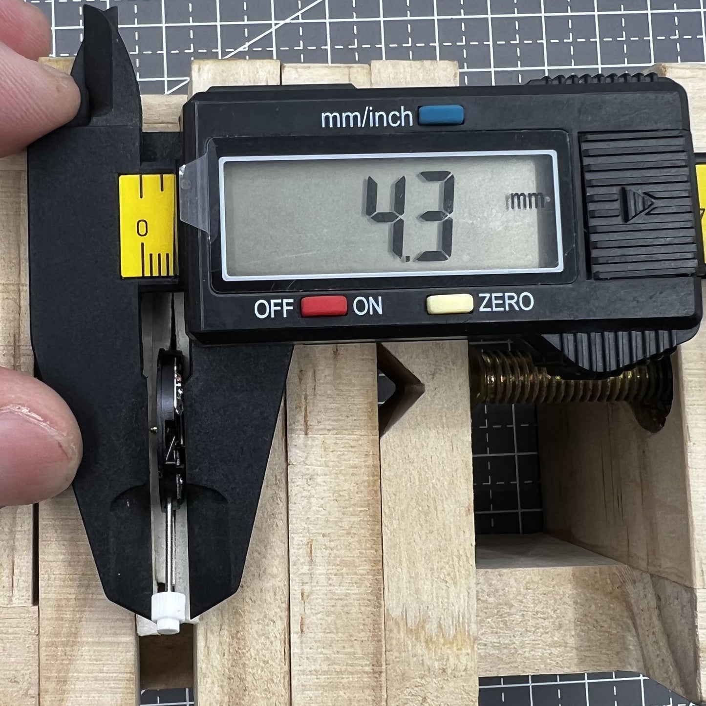 ISA K83/103 Quartz Movement 3 Hands Date at 3/6