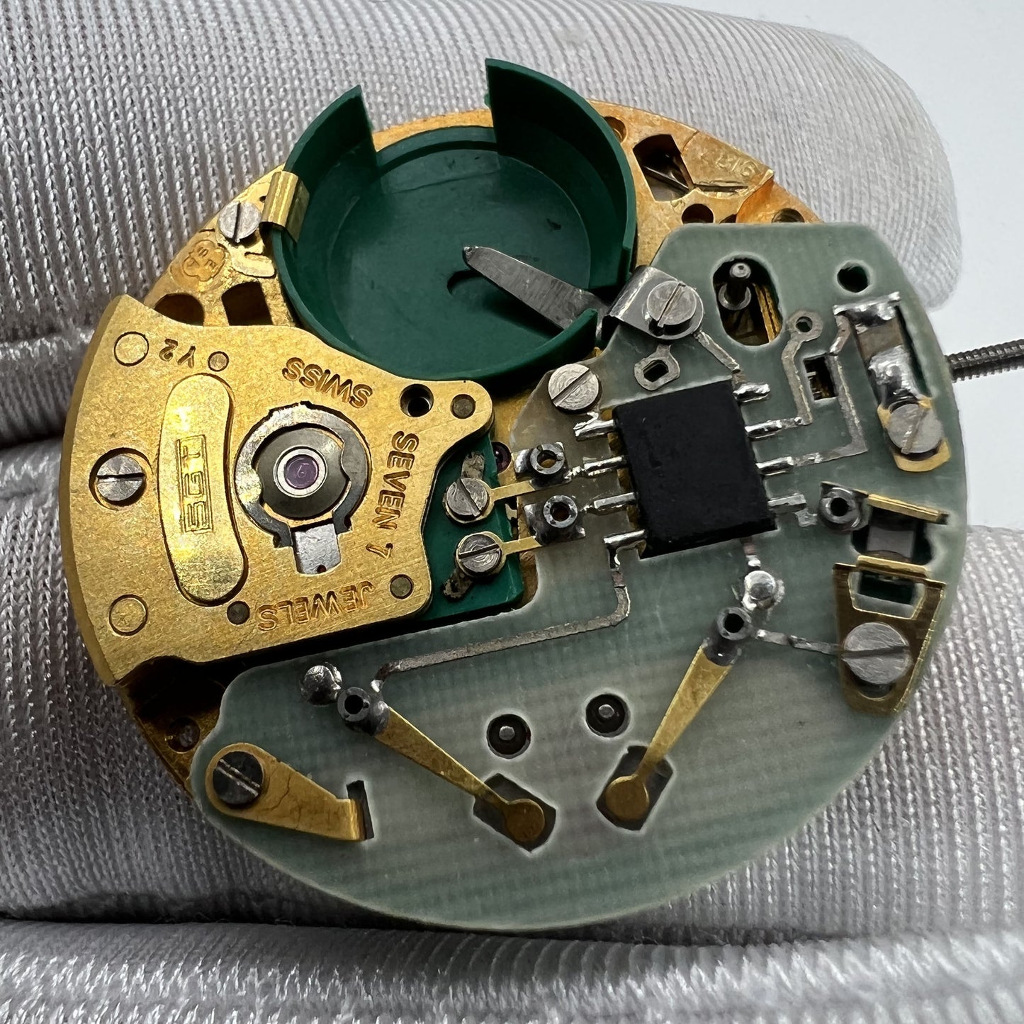 ESA9183 quartz movement with double calendar and 3 hands, Swiss made precision for watch accessories.