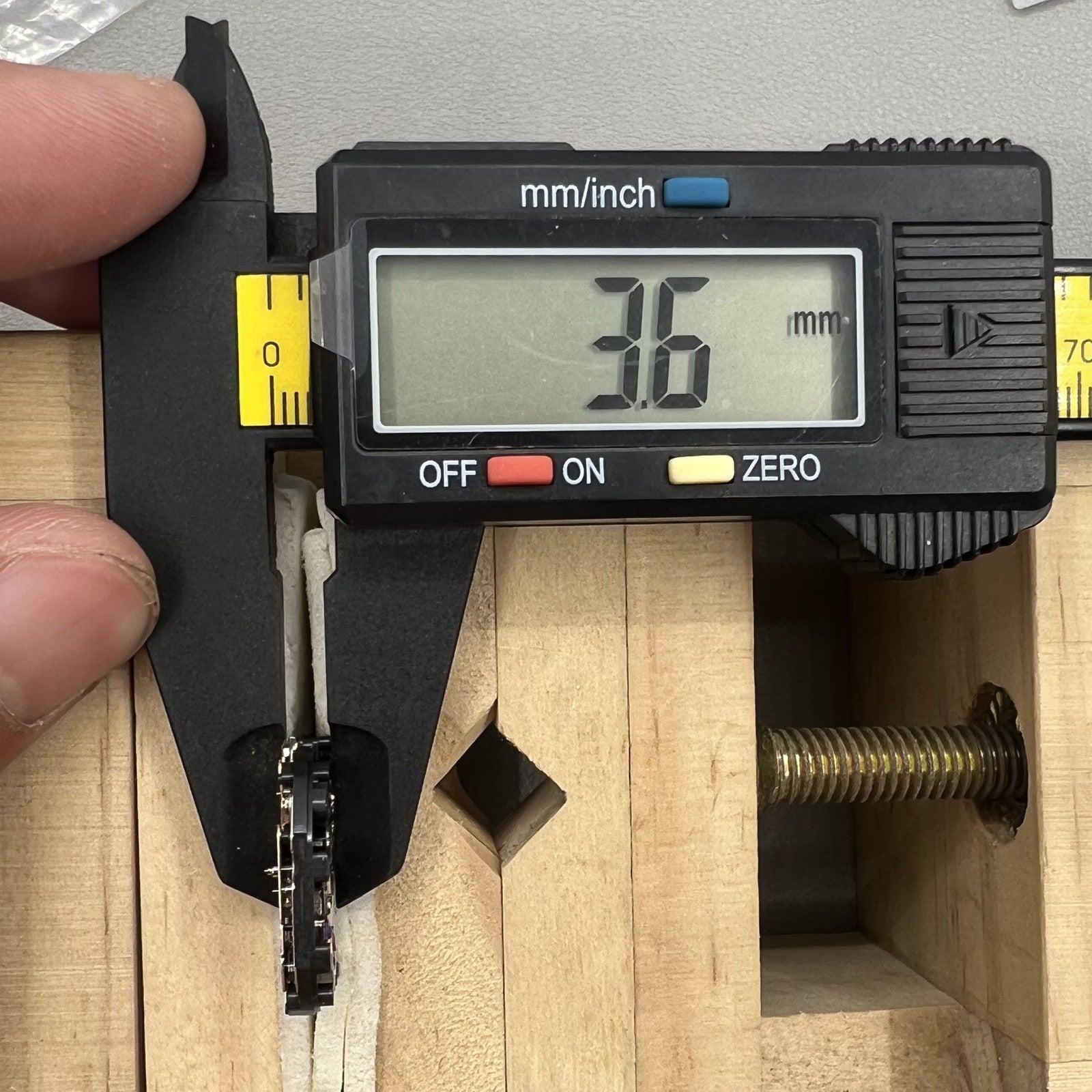 Japan Hattori Epson VX3SE quartz watch movement, precise and reliable for watch repairs and upgrades.