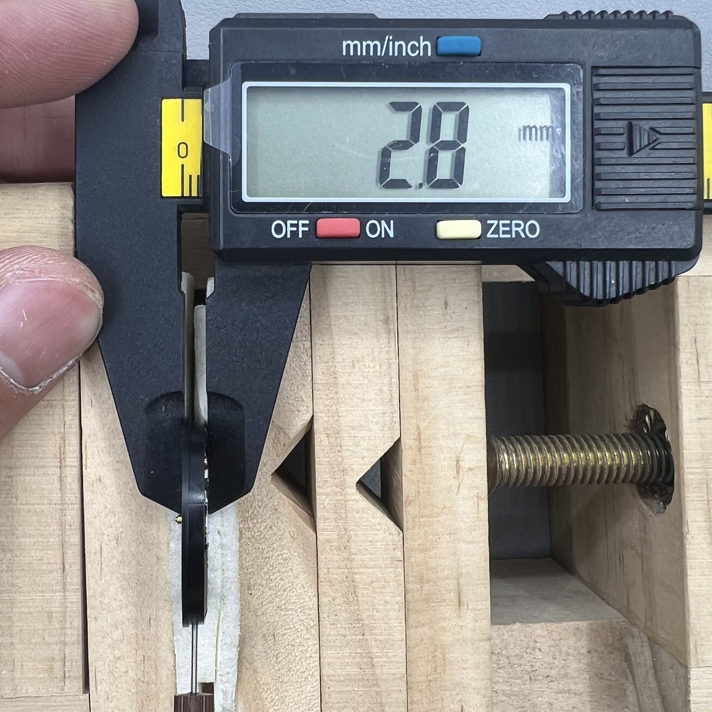 Schweizer Ronda 517 Quarzwerk Englisch & Chinesischer Tag und Datum bei 3