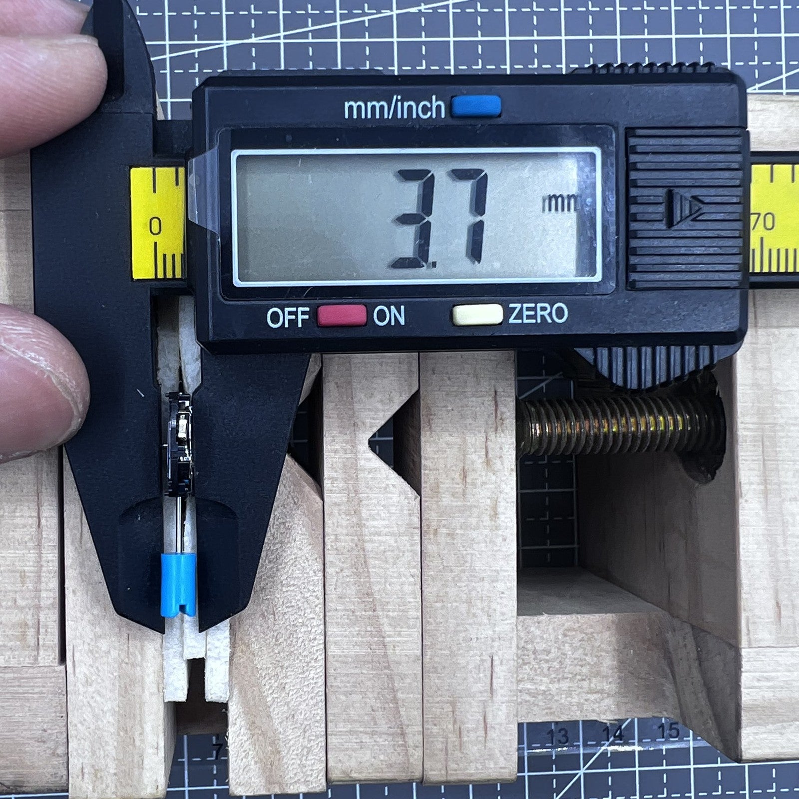 Seiko V116A quartz watch movement for accurate timekeeping, ideal for Japan watch accessories.