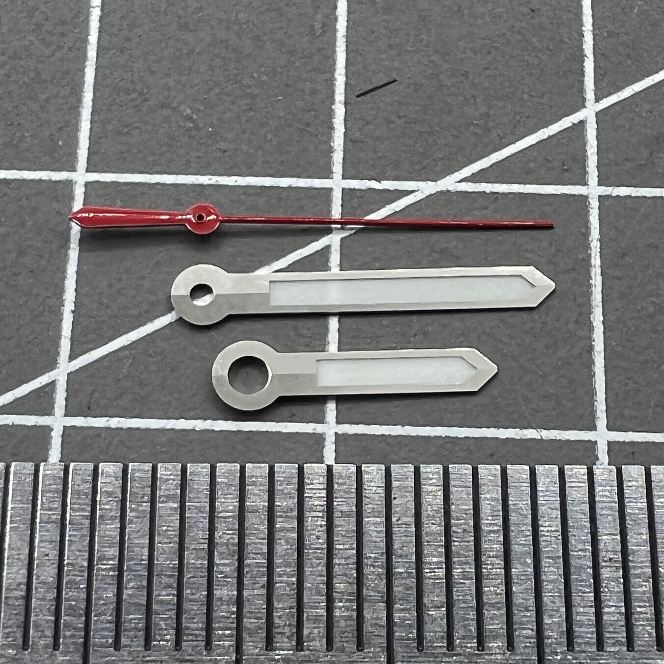 13 mm silberner Rand, Uhrzeiger, roter Sekundenzeiger, grüne Leuchtmasse für NH35 NH36 7S26 7S36