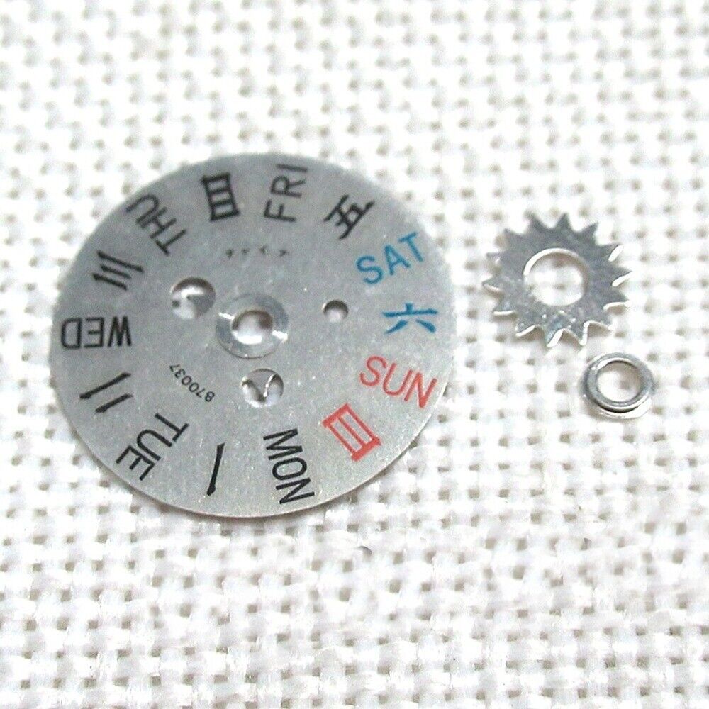 English: Close-up of an Orient 46941 46943 movement featuring the English and Chinese week disk wheel for precise timekeeping.