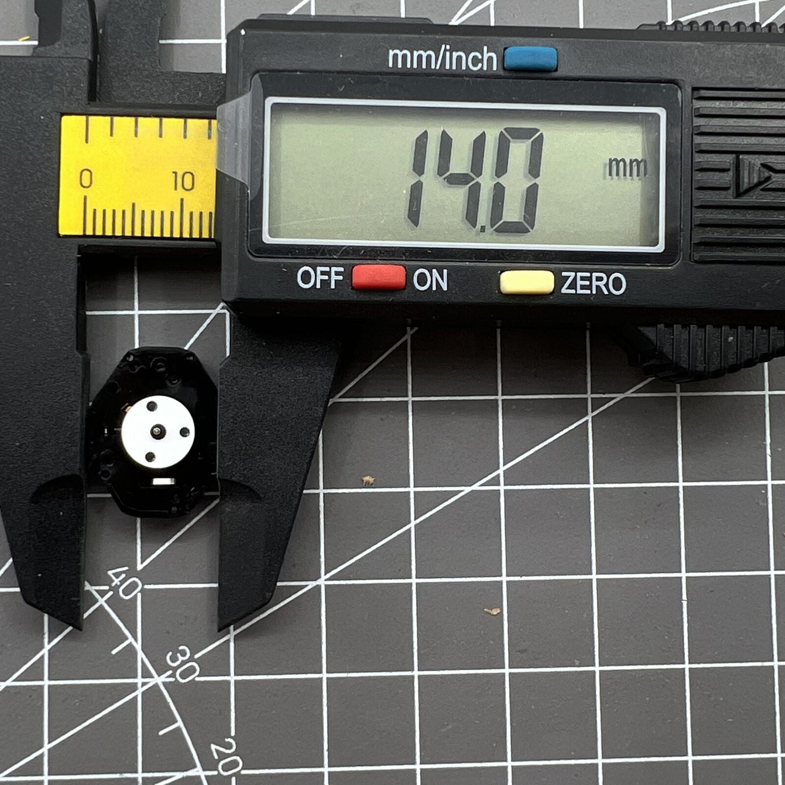 Hattori Epson TMI PC20 quartz watch movement, Japan-made precision mechanism for accurate timekeeping.