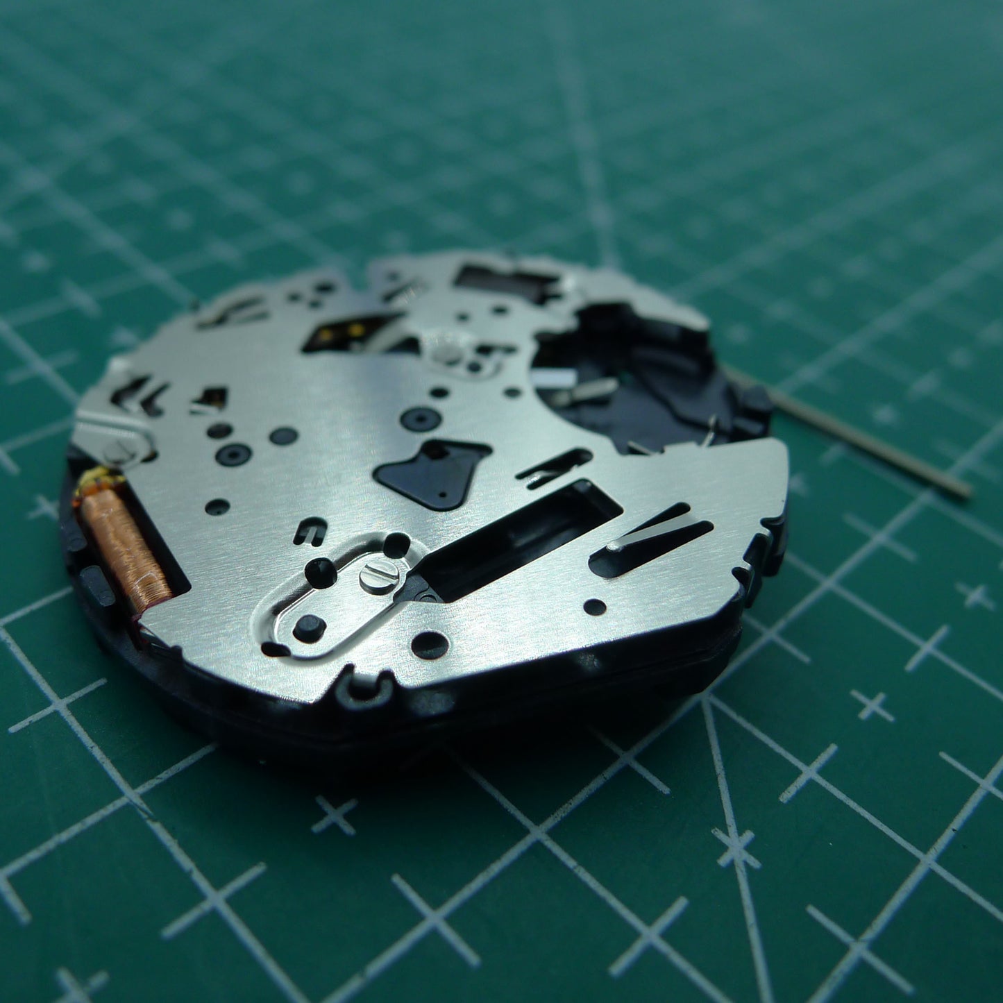 Hattori Epson TMI VL57 Quartz watch movement, precision Japanese craftsmanship for accurate timekeeping.