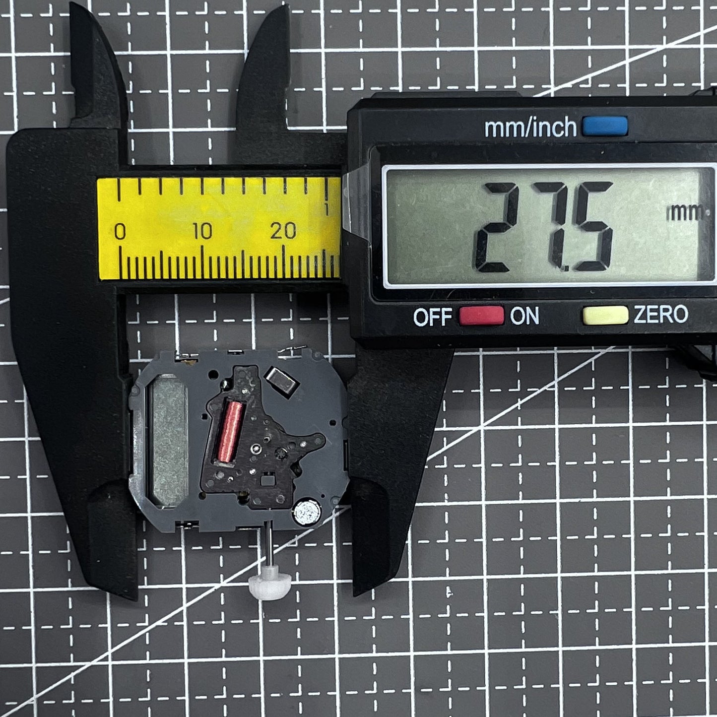 Japan Miyota T480 quartz watch mechanism with three hands and display screen for accurate timekeeping.
