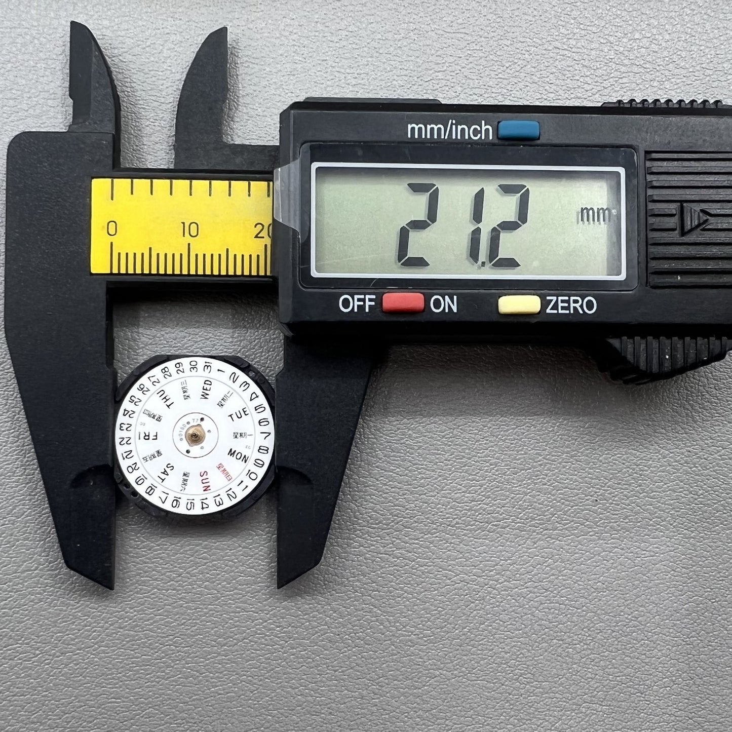 Japan VX33E quartz watch movement with single calendar disk displaying dual Chinese-English dates for accurate timekeeping.