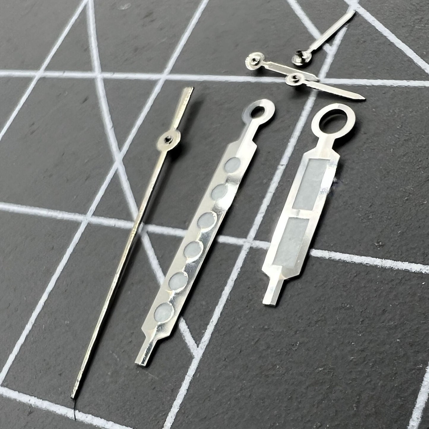 Aiguilles de montre Lume avec garniture argentée pour mouvement de montre à quartz Ronda 5030.D P1-H5-NO16
