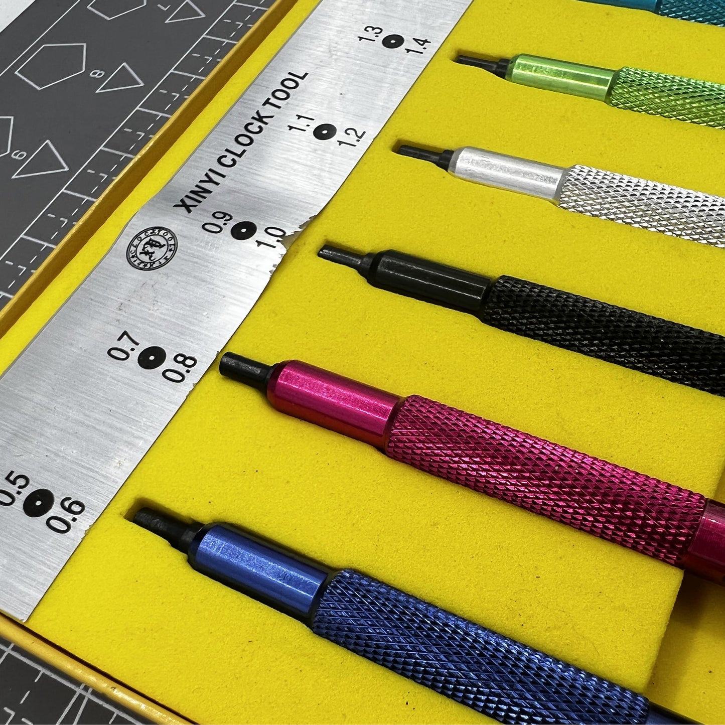 Hochwertige Uhrmacherhandpresse von f�r pr�zise Uhrreparatur und Armband-Einstellung