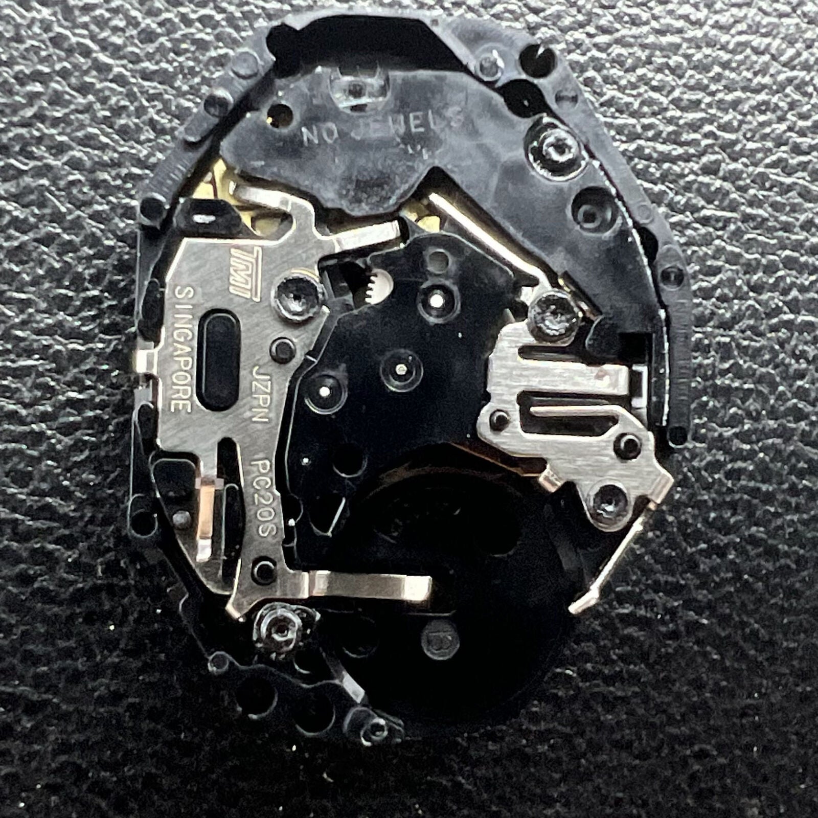 Hattori Epson TMI PC20 quartz watch movement, Japan-made precision mechanism for accurate timekeeping.