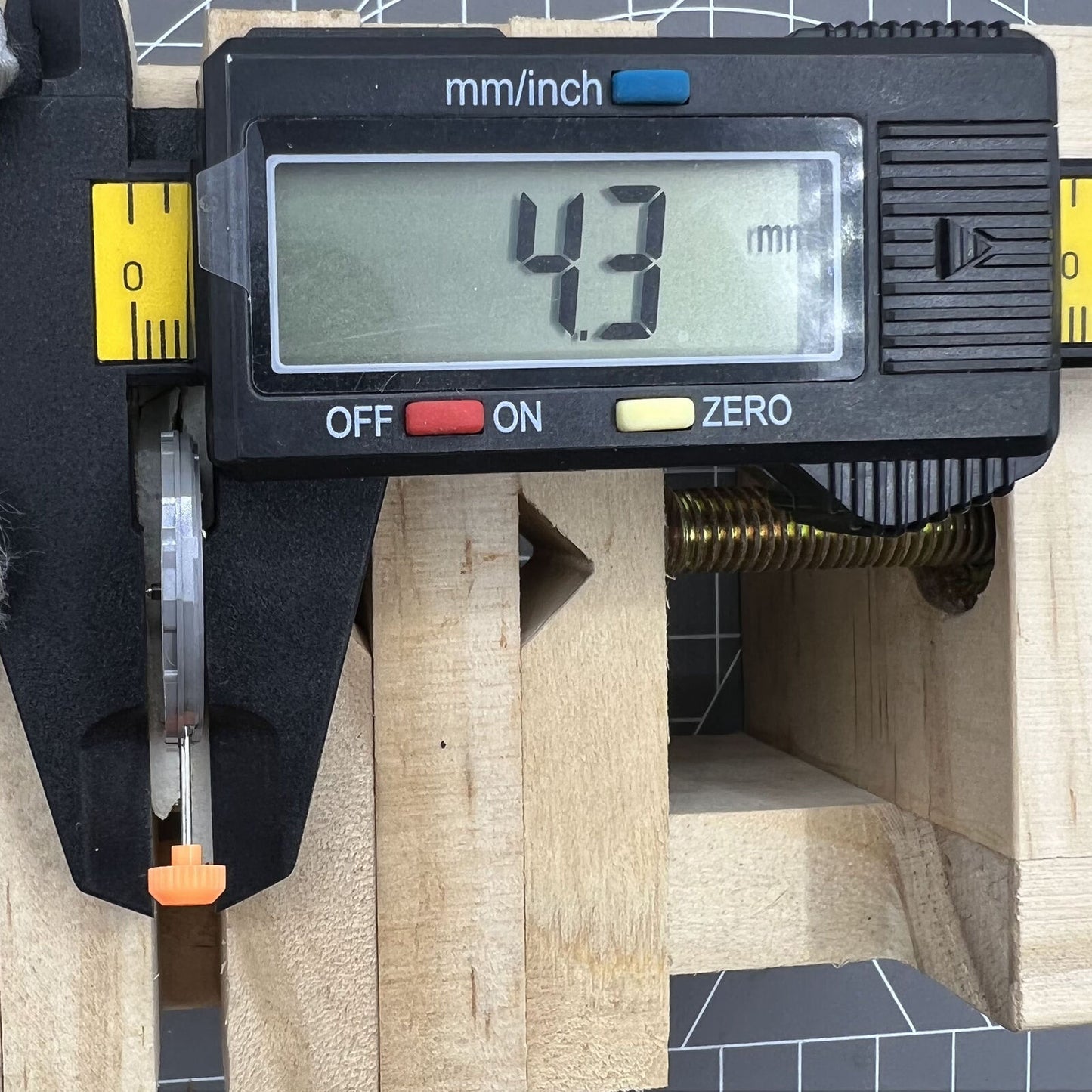 Miyota 1M02 quartz watch dial showing English & Chinese day-date, reliable timekeeping accessory.