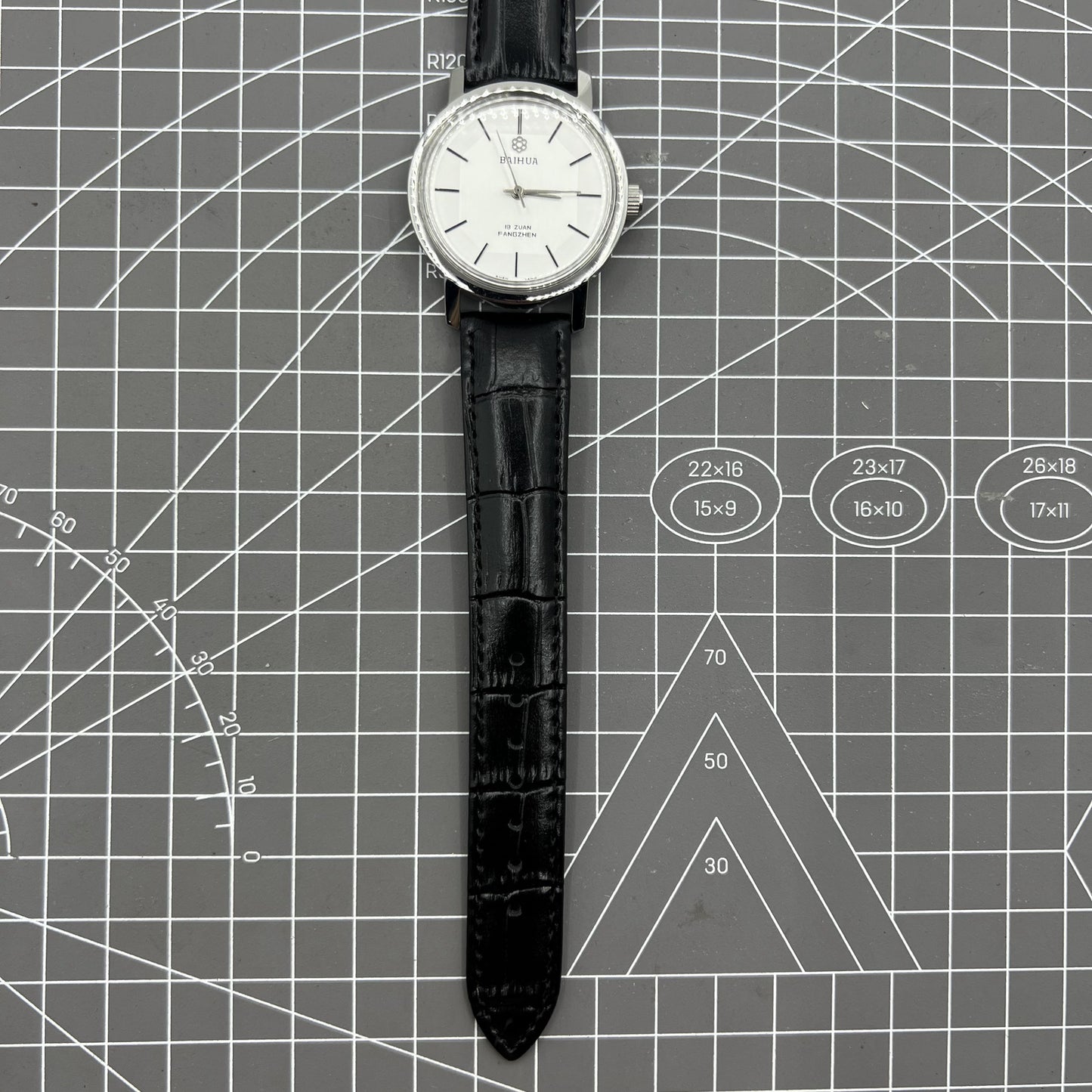 China Baihua 37mm manual watch with silver dial, 19 jewels, shock-resistant for durable timekeeping