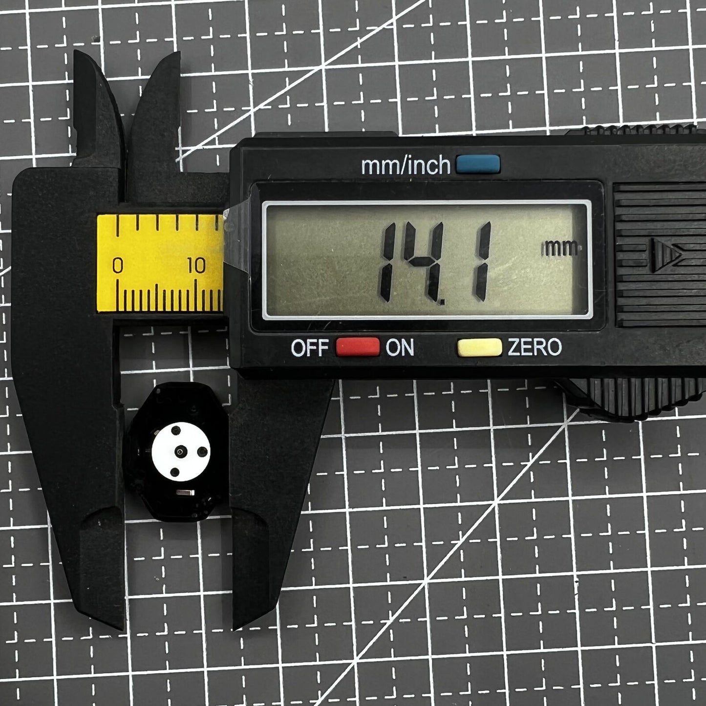 Hattori Epson PC21 quartz watch movement for accurate wristwatch timekeeping mechanisms.
