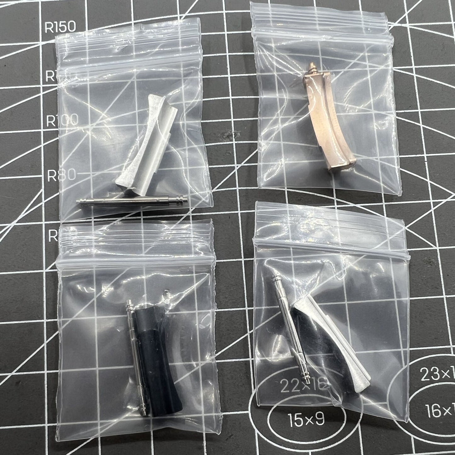 Curved end link connections for Daytona watch band, 20/21mm width, enhancing bracelet fit.