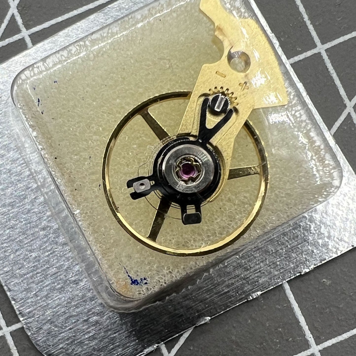 Attelle de balancier de montre dorée sans veines pour mouvement <tc>ETA</tc> 2824 2836