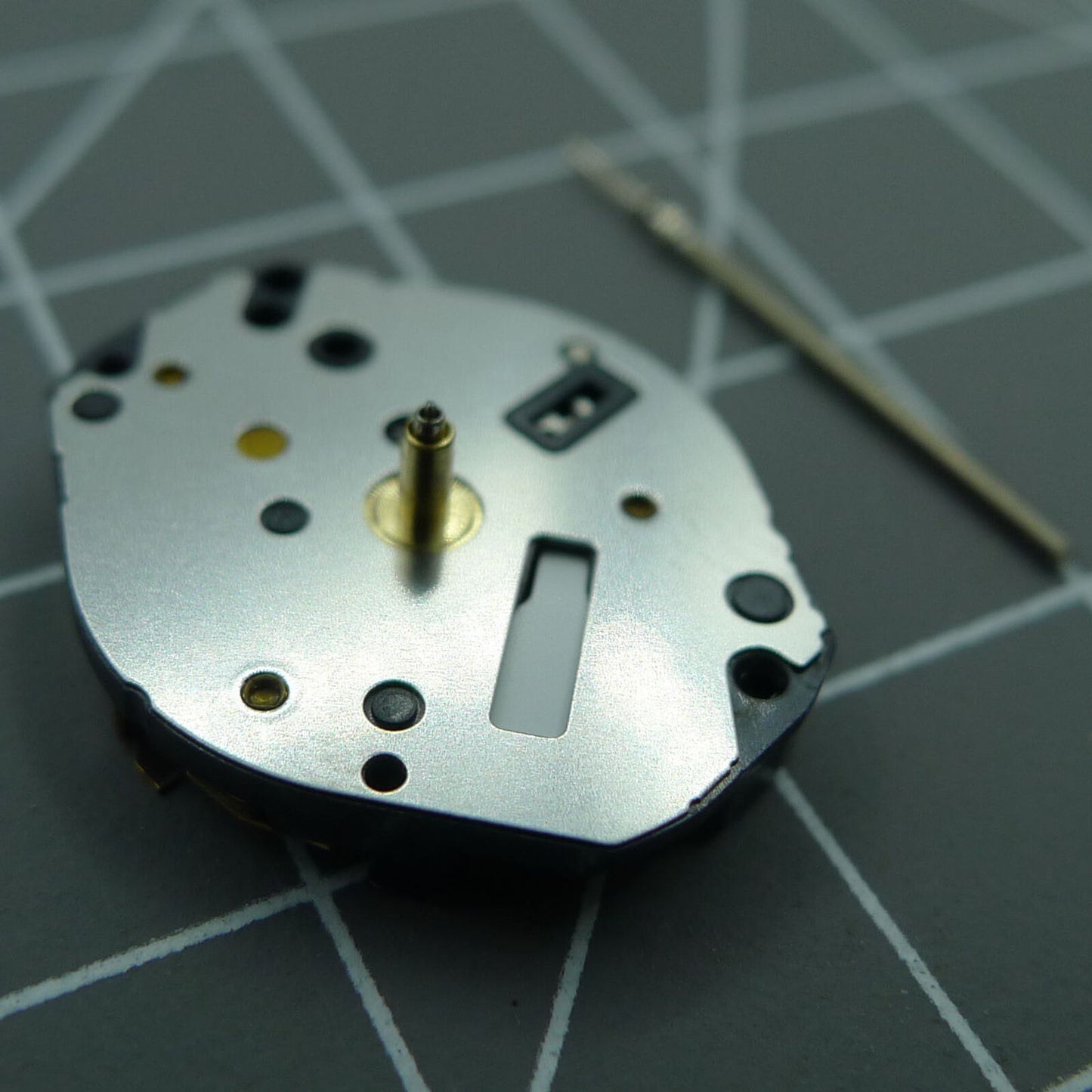 Hattori Epson TMI Y121 quartz watch movement ensuring accurate timing and durable performance.