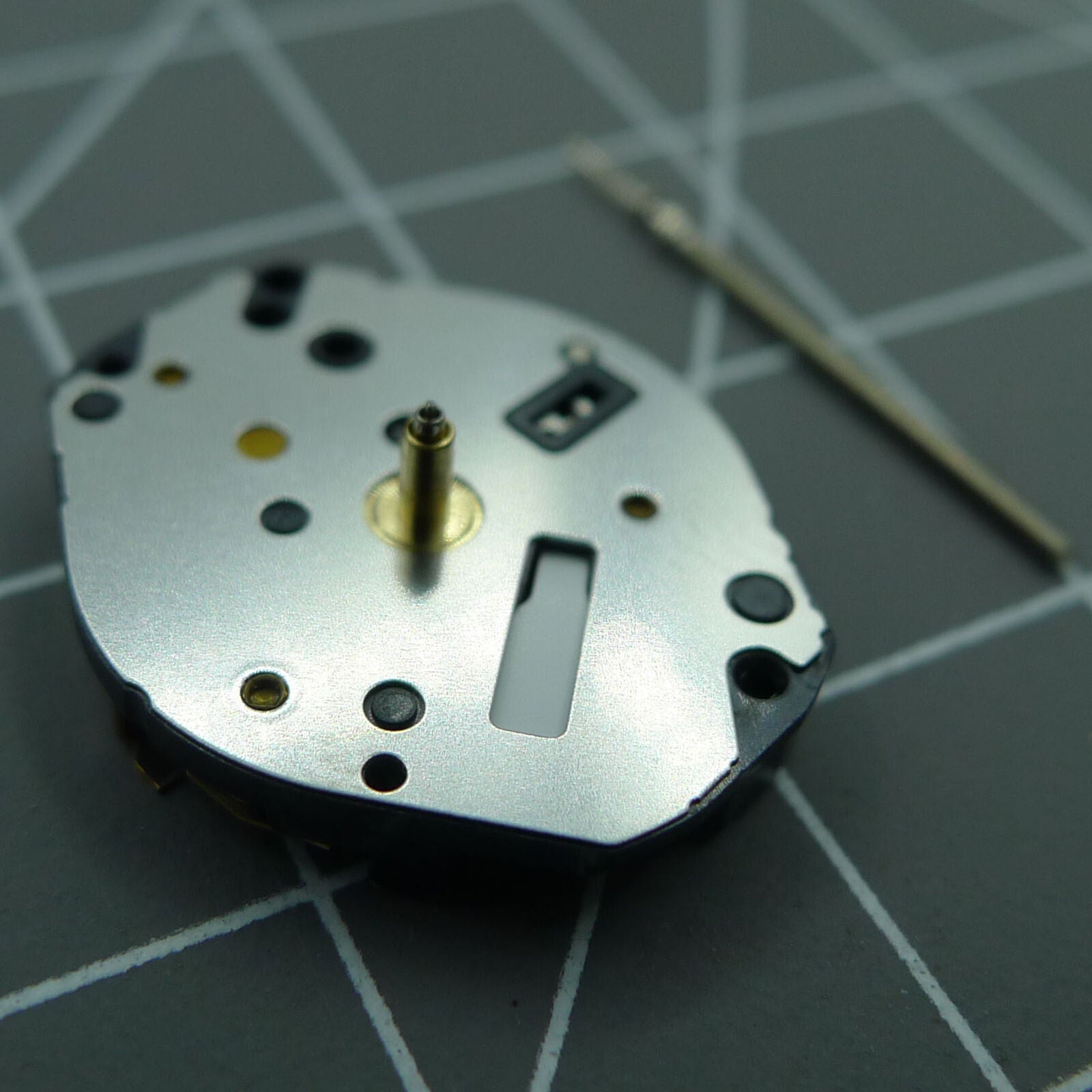 Hattori Epson TMI Y121 quartz watch movement ensuring accurate timing and durable performance.