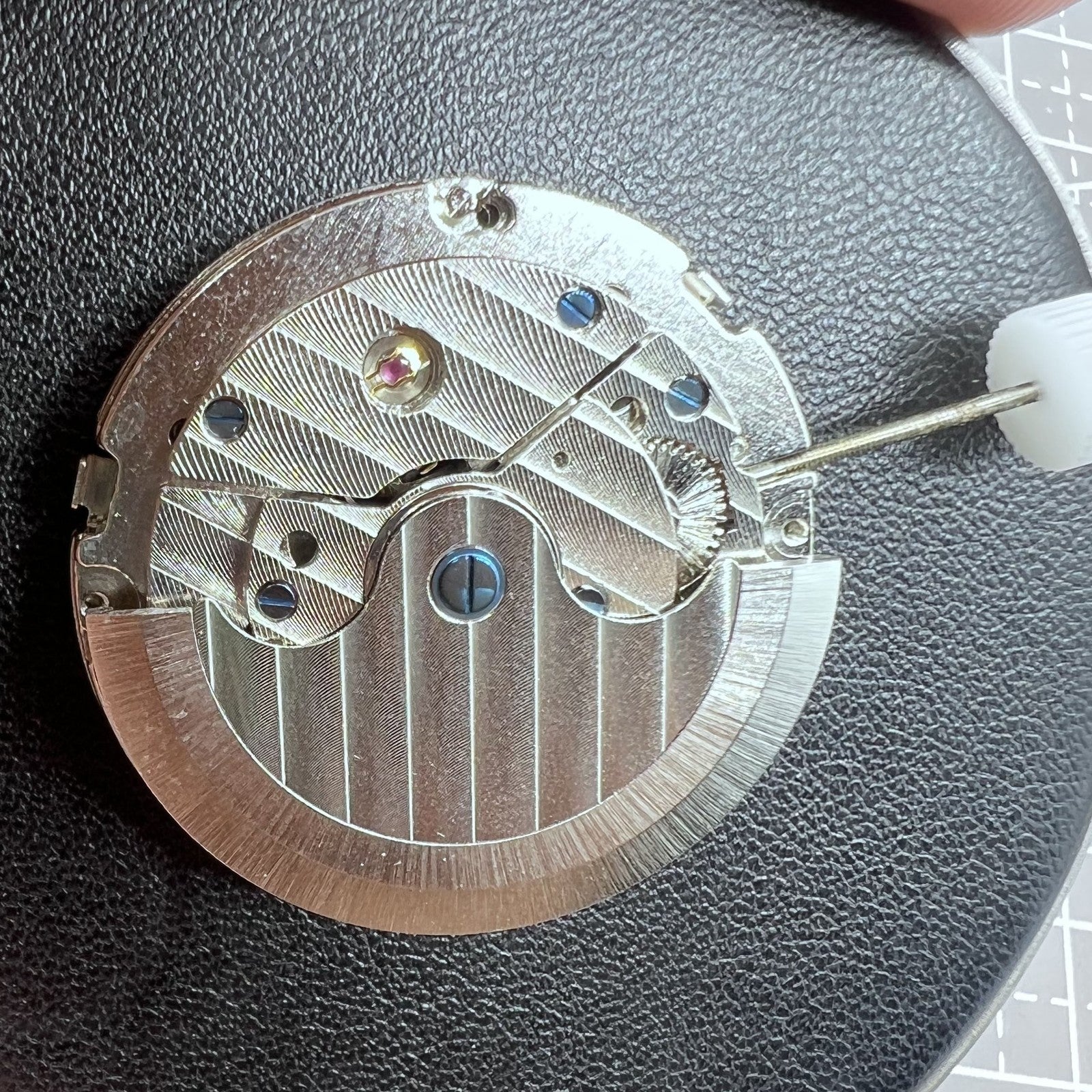 LB20 multifunctional watch with automatic movement and date display at 12 o'clock in sleek design