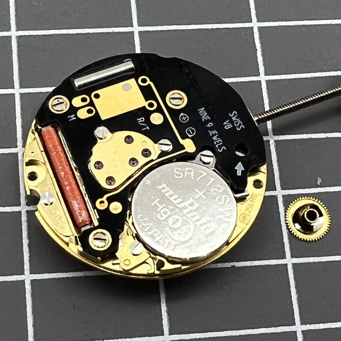 Mouvement à quartz <tc>ETA</tc> 256.111 V8, remplacement du <tc>ETA</tc> 256.141, cadran blanc, 3 aiguilles