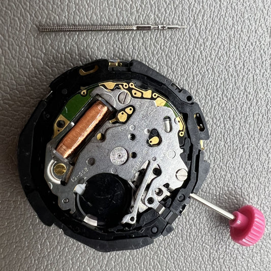 Citizen E100 Eco-Drive Solaruhr Quarzwerk Tag Datum bei Drei