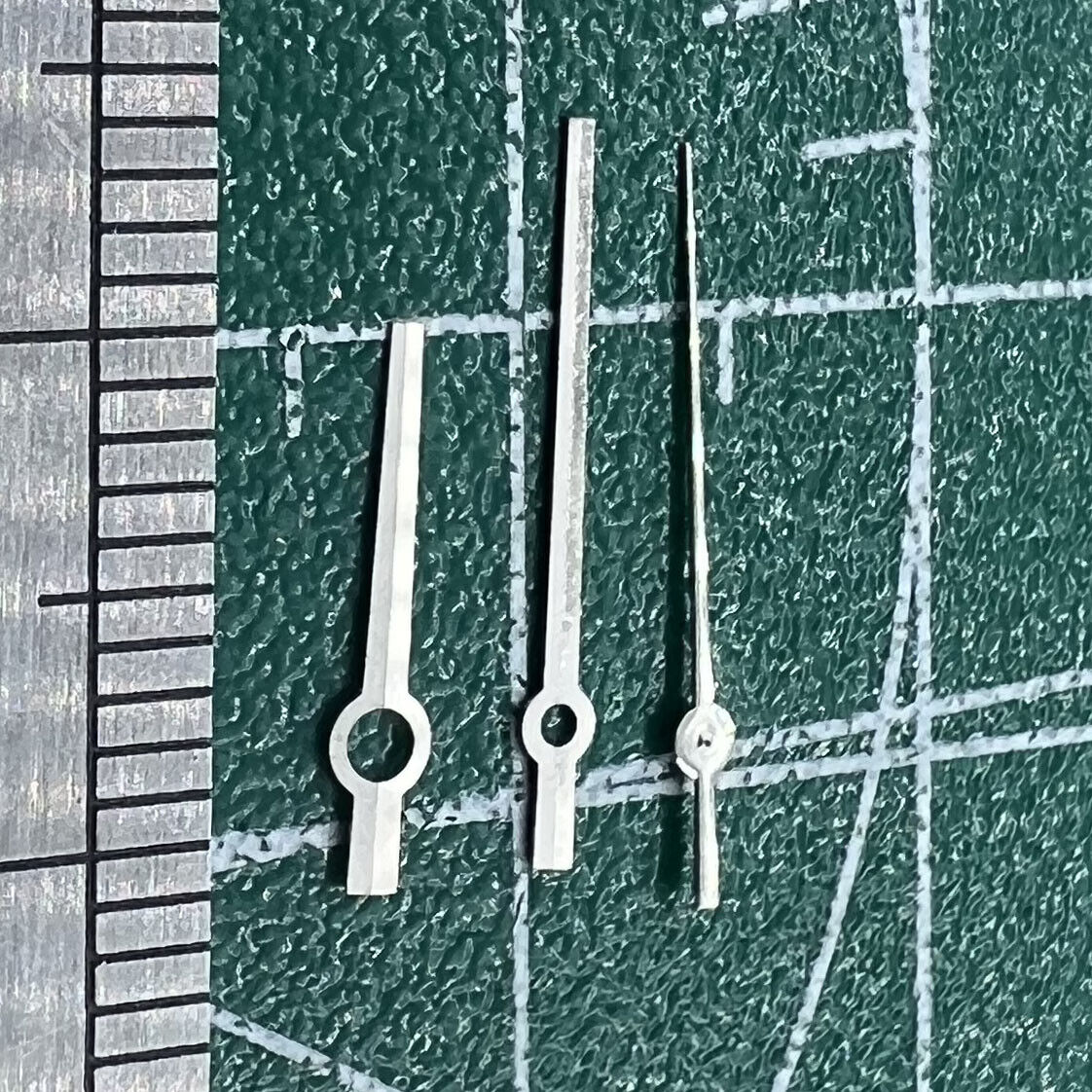 Silver and black trimmed long watch hands, designed for NH35/NH36/4R/7S movements, no lume finish.