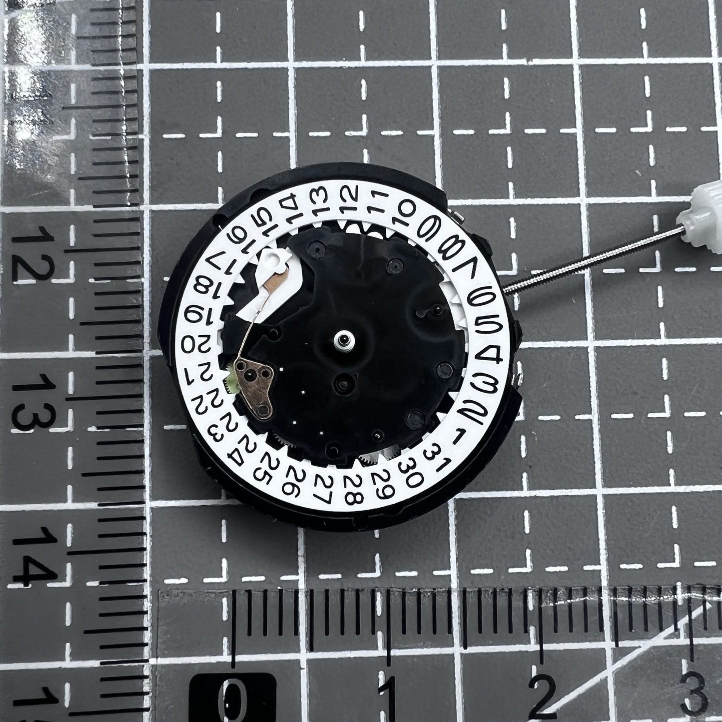 2 Stück Sunon PE81 Quarzuhrwerk mit 3 Zeigern und Datumsanzeige bei 3 Uhr