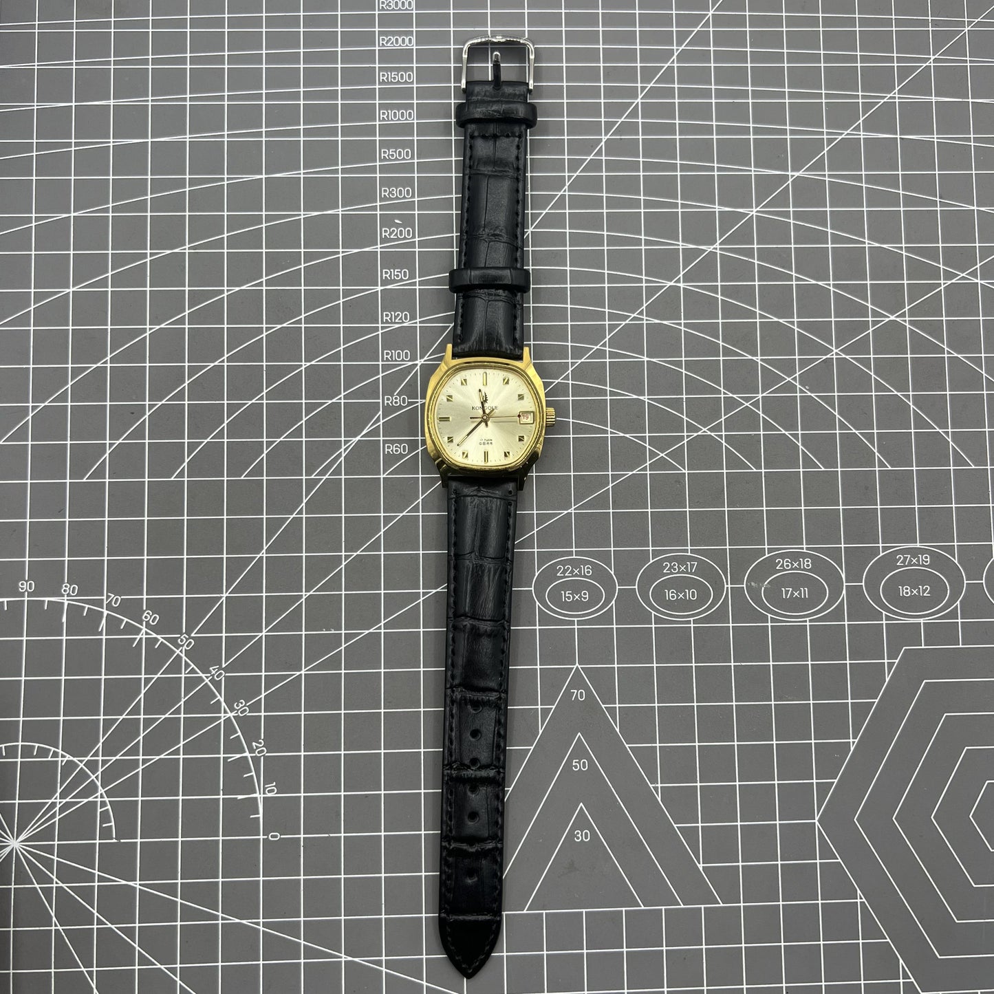 Black Dandong manual mechanical watch with 17 jewels, single calendar, and golden dial for elegant timekeeping.