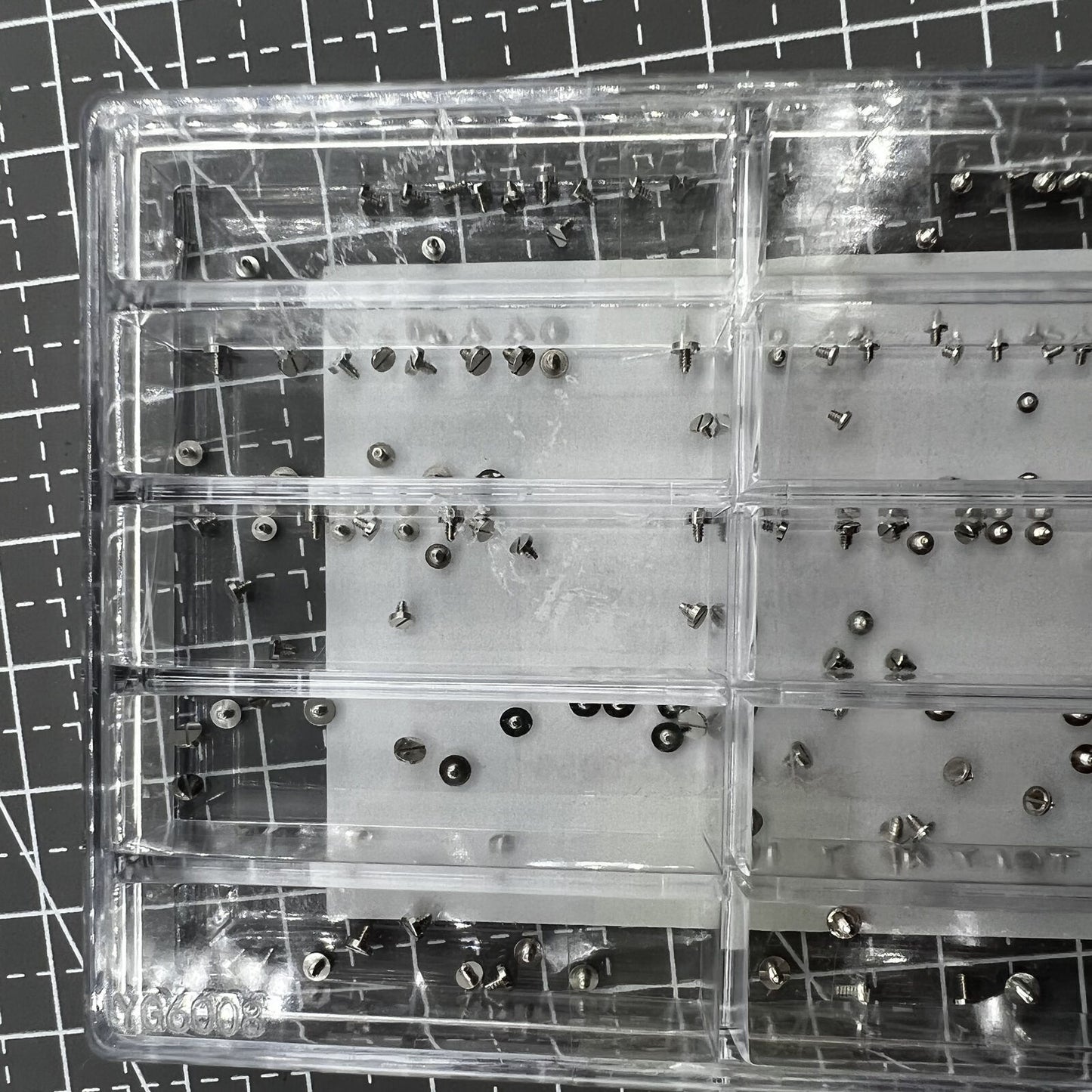 Assortiment de vis de fixation de mouvements de montres de différentes tailles