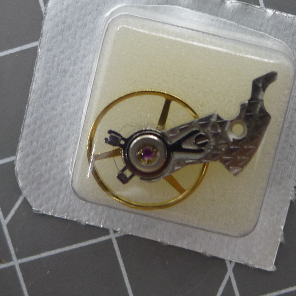 Balancier complet en argent sculpté avec attelle pour mouvement ETA 2824 2834 2836