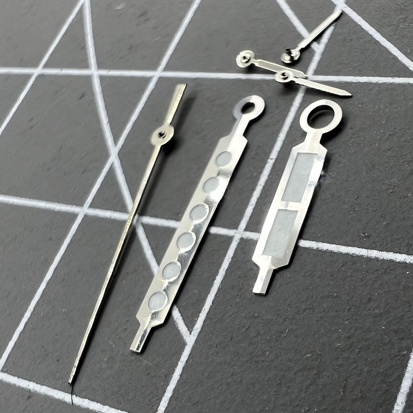 Aiguilles de montre Lume avec garniture argentée pour mouvement de montre à quartz Ronda 5030.D P1-H5-NO16