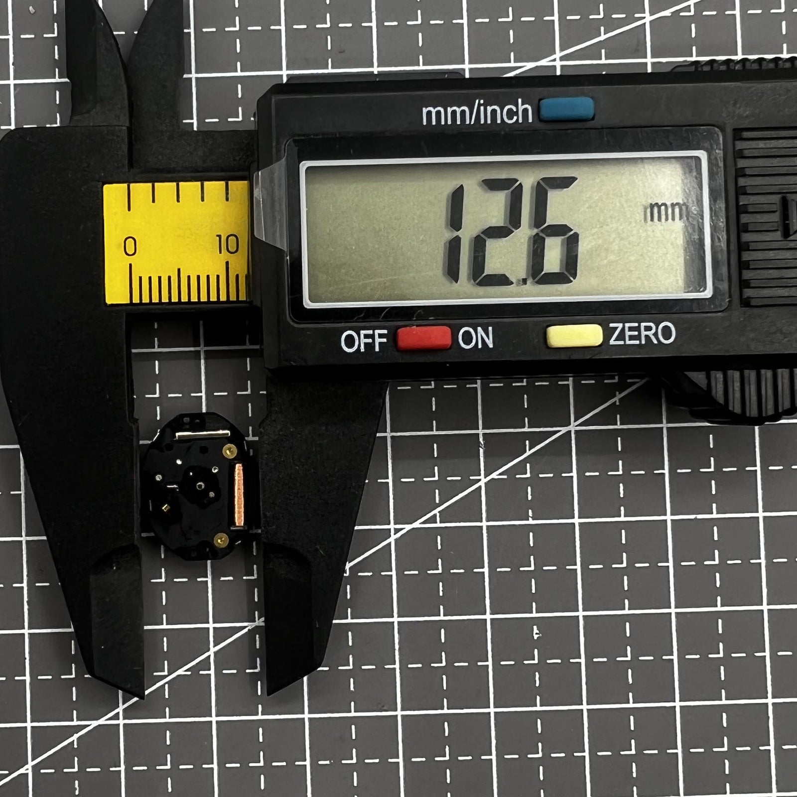 Hattori Epson VC11 quartz watch movement with stem, designed for accurate timekeeping and easy installation.