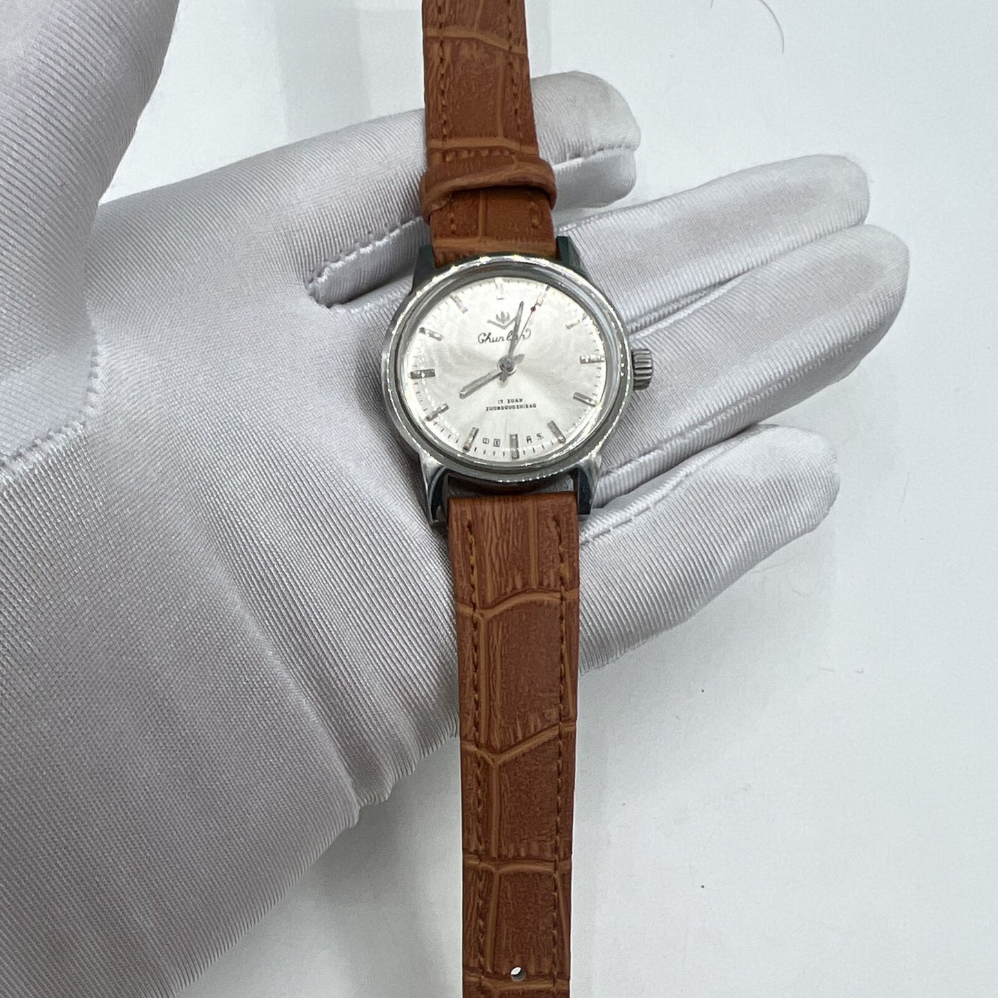 Classic 32mm Chunlan manual watch with silver dial, light brown leather strap, and 17 jewels for elegant style.