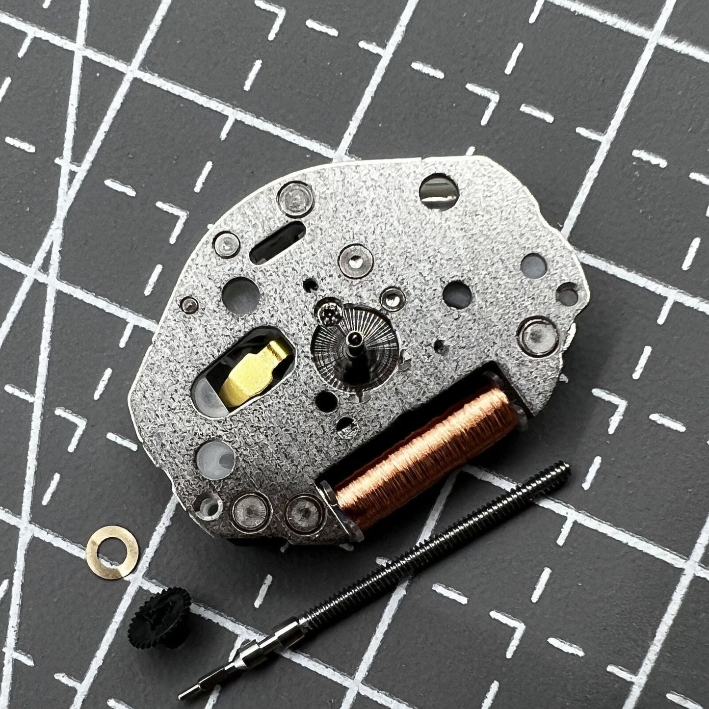 Miyota Quarzwerk 2036 watch movement with HCP stem, precise timekeeping component for watch repair.