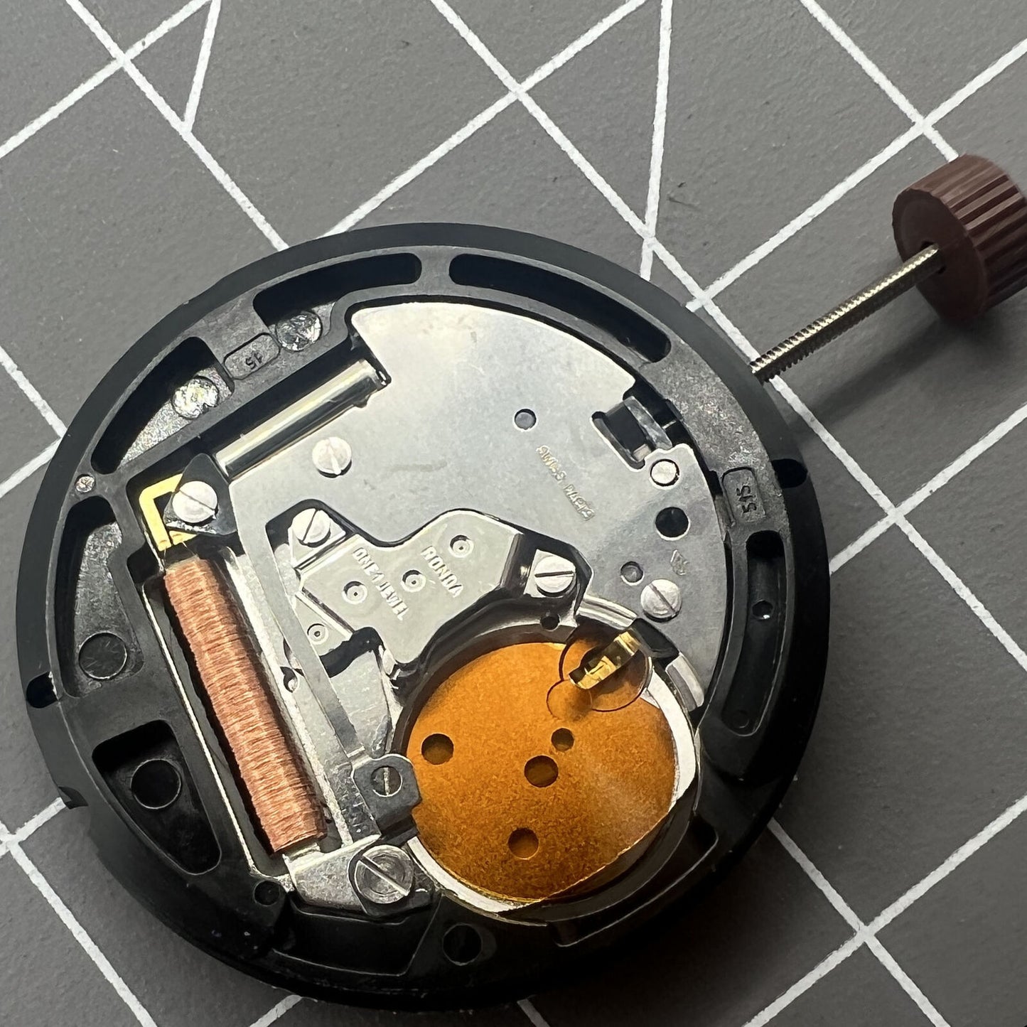 Swiss Made Ronda 515 quartz watch movement with date at 3, precise components for watch accessories