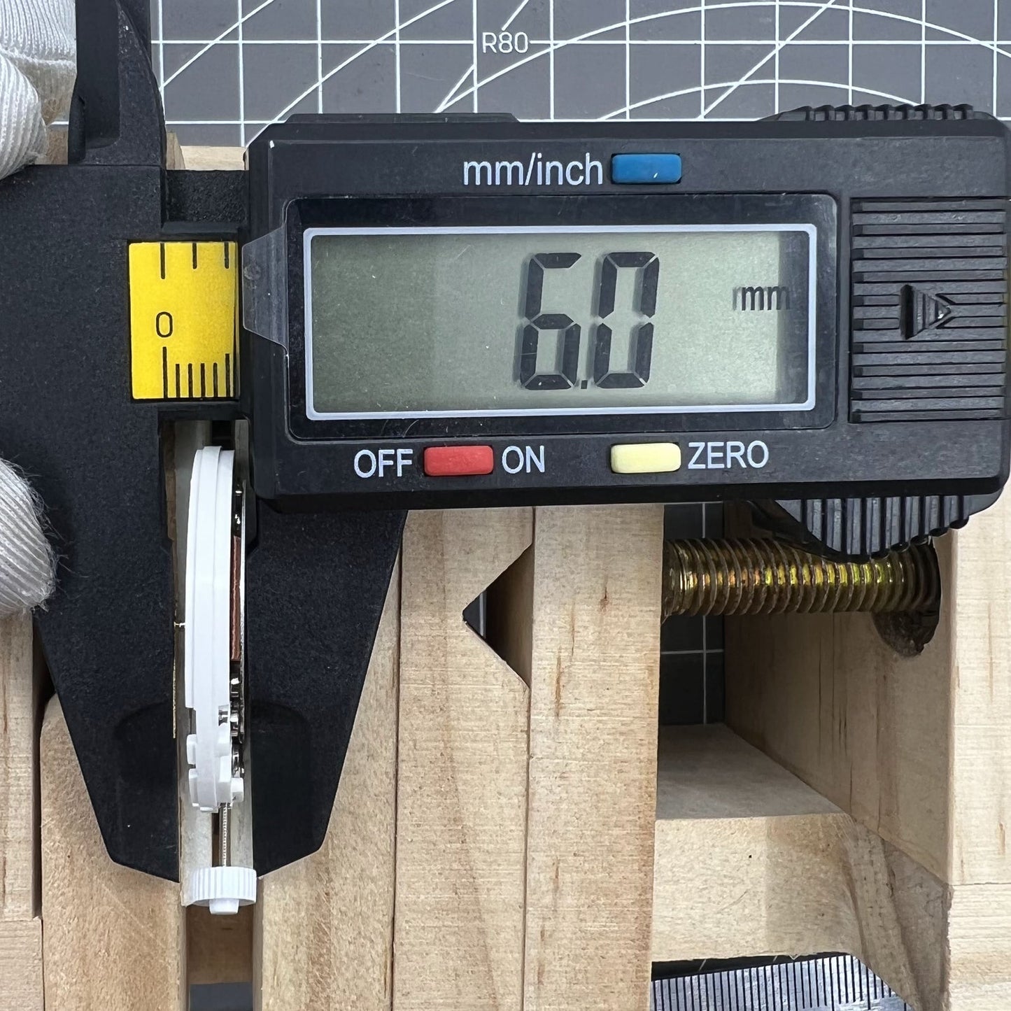 ISA Quarz Uhrwerk Modell 1198 mit Tag Datum Weißes Zifferblatt Datum bei 6 Uhr