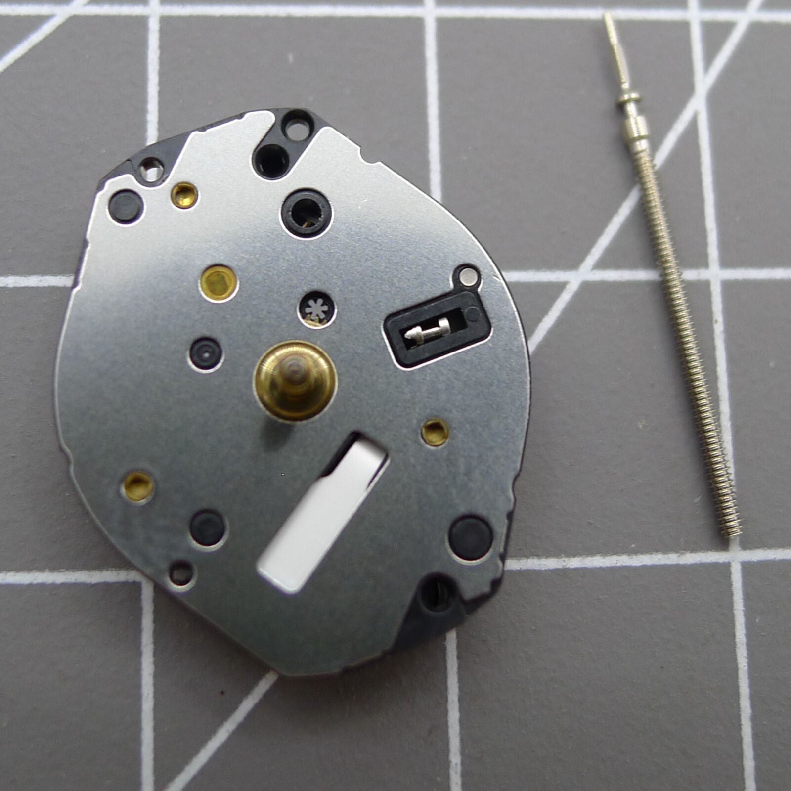 Hattori Epson TMI Y121 quartz watch movement for precise timekeeping and reliable performance.