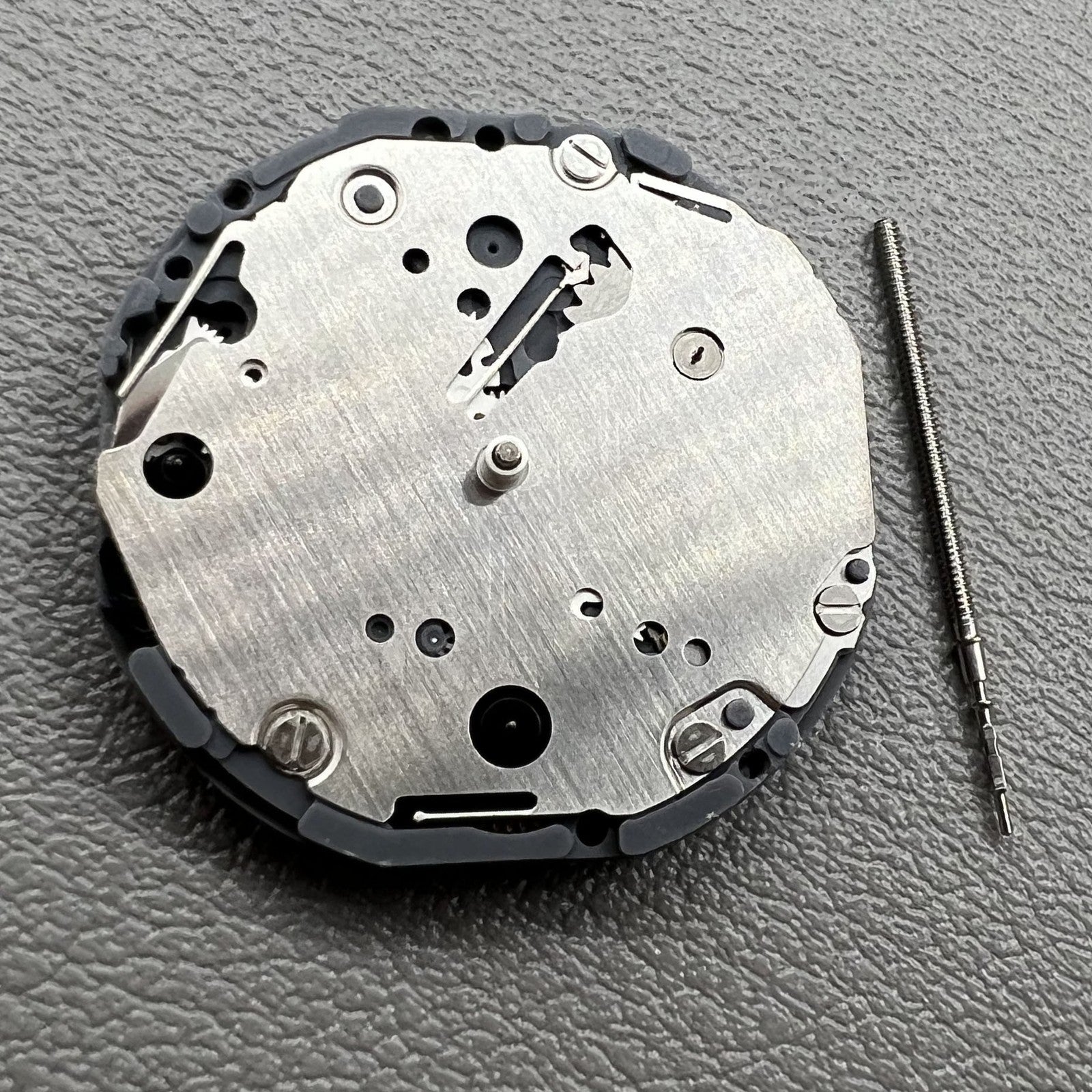Close-up of Japan Hattori Epson VD87A quartz watch movement for precise timekeeping.