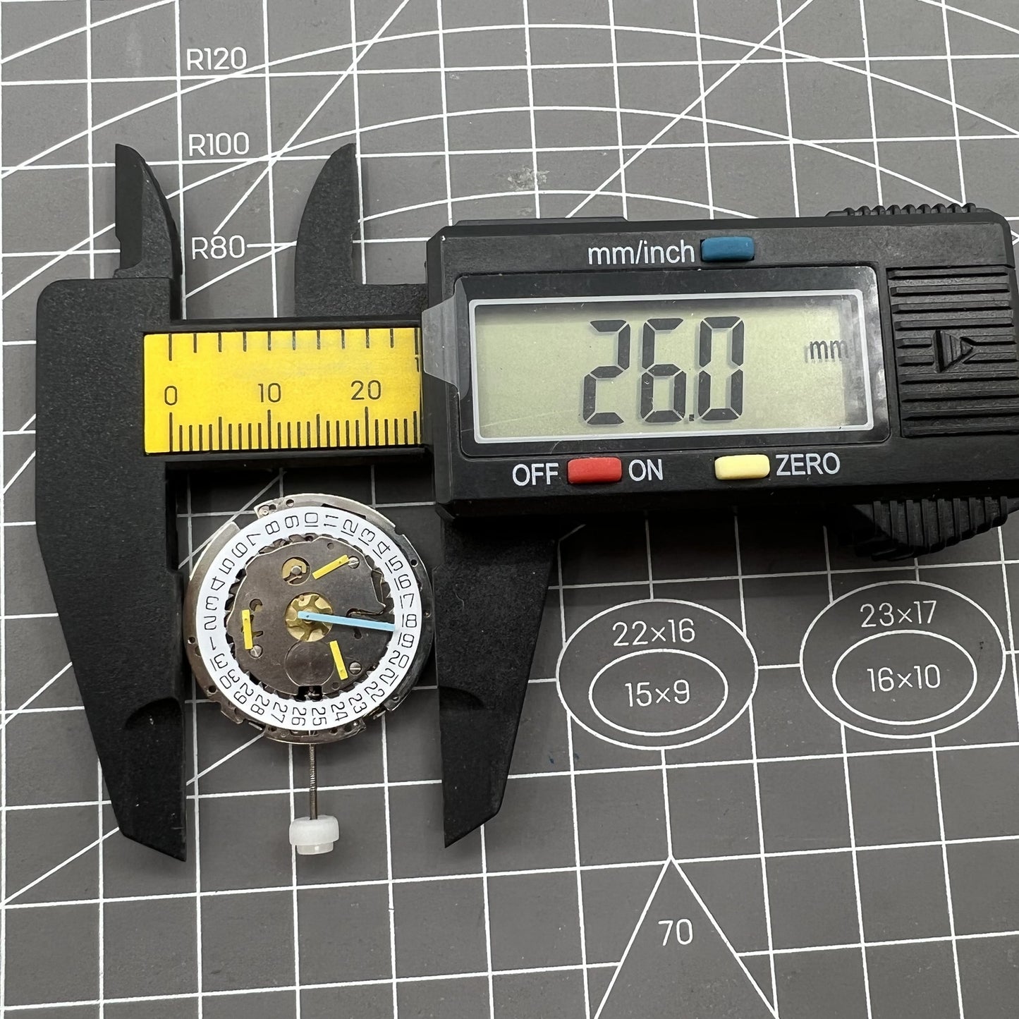 ISA 8161 Quarzwerk, silberfarben, Datum bei 4, multifunktional, 6 Zeiger, Swiss Made