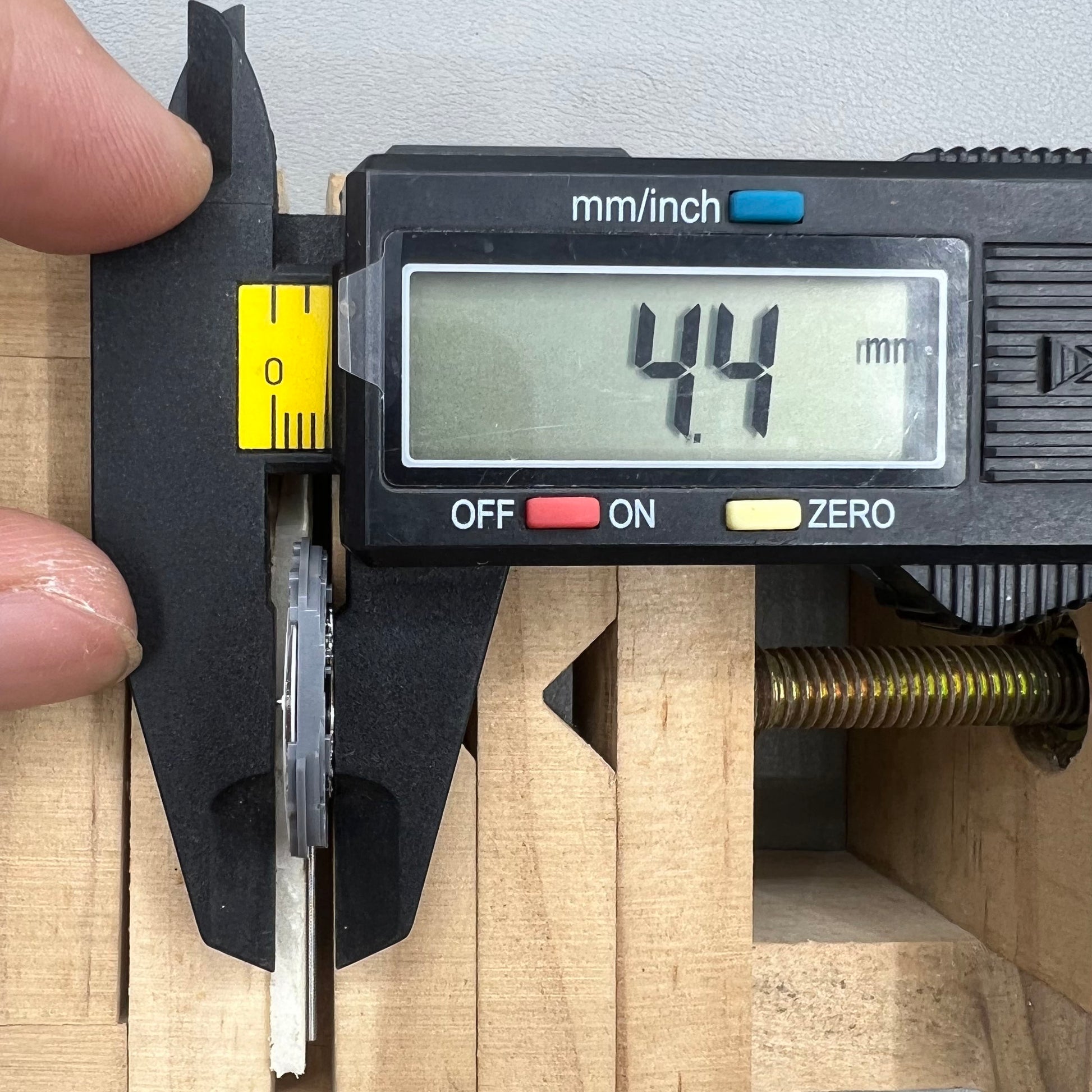 Japan Hattori Epson VJ45B quartz watch movement with date at 6 o'clock and day at 12 position.