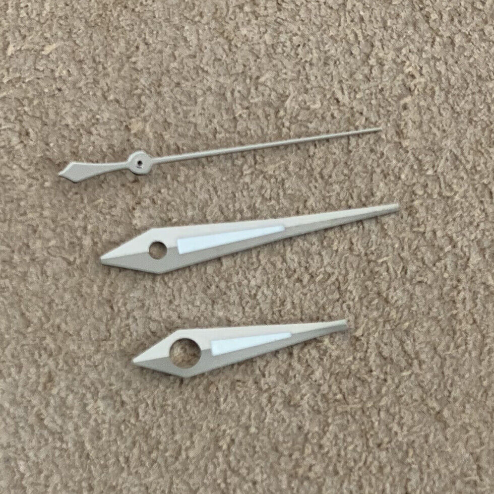 Green luminous sharp end watch hands set by B40 for NH35A/NH36A movement, perfect for precise timekeeping.