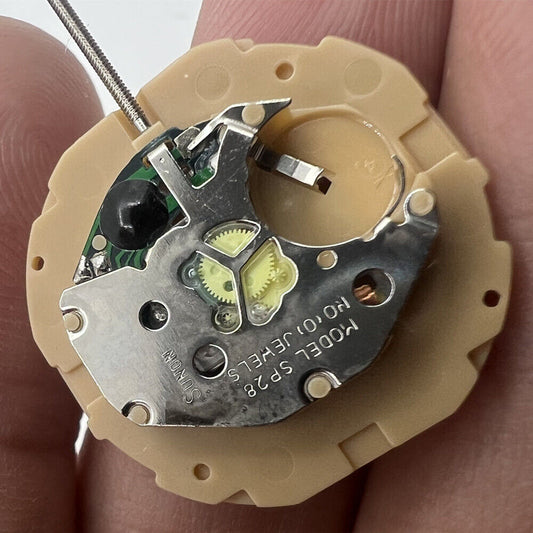 Sunon SP28 quartz watch movement with 3 hands and date display at 6 o'clock, precise timekeeping.