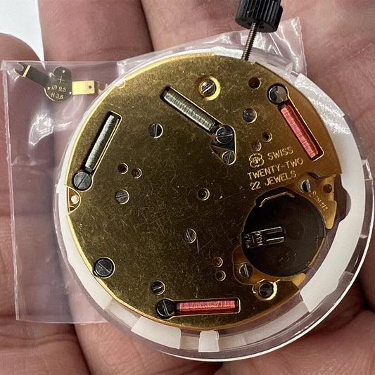 ETA 251.272 Swiss Made golden quartz watch movement with 3 hands and date at 4 o'clock, ideal for repairs.
