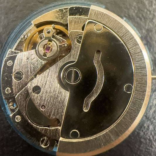 Tianjin Seagull 2813 watch movement with single calendar and golden disk, precision mechanical accessory.