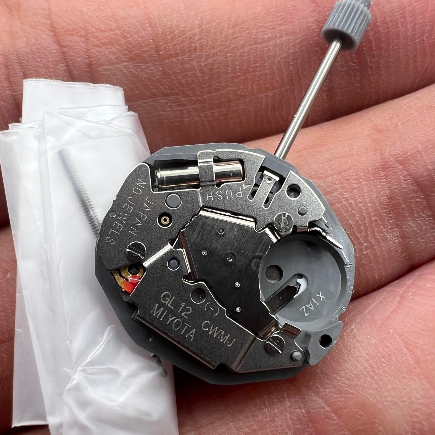 Miyota GL12 quartz watch movement with date at 3, Japan-made 3-hand replacement for GL10 models.