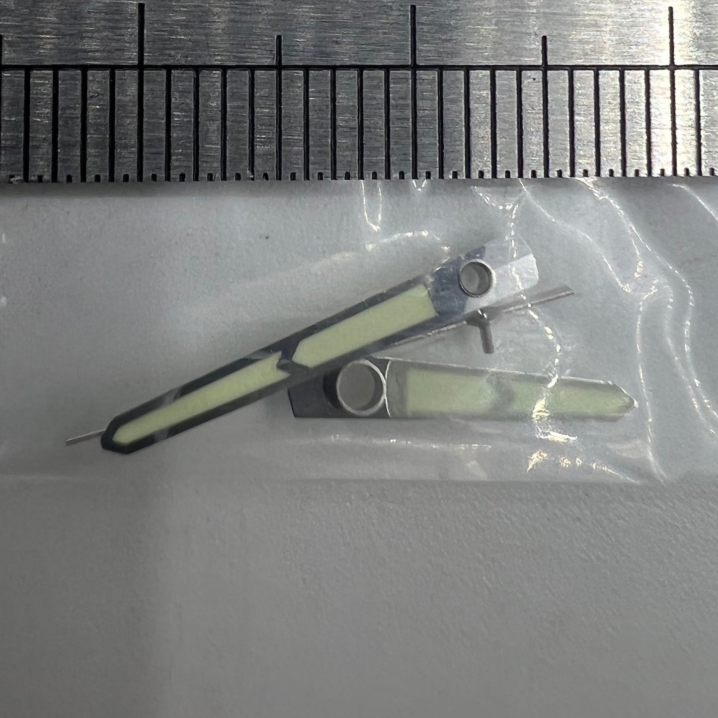 Green luminous watch hands set with 3 hands, compatible with China Made 8215/2813/Miyota 8N24 movements for precise timekeeping.
