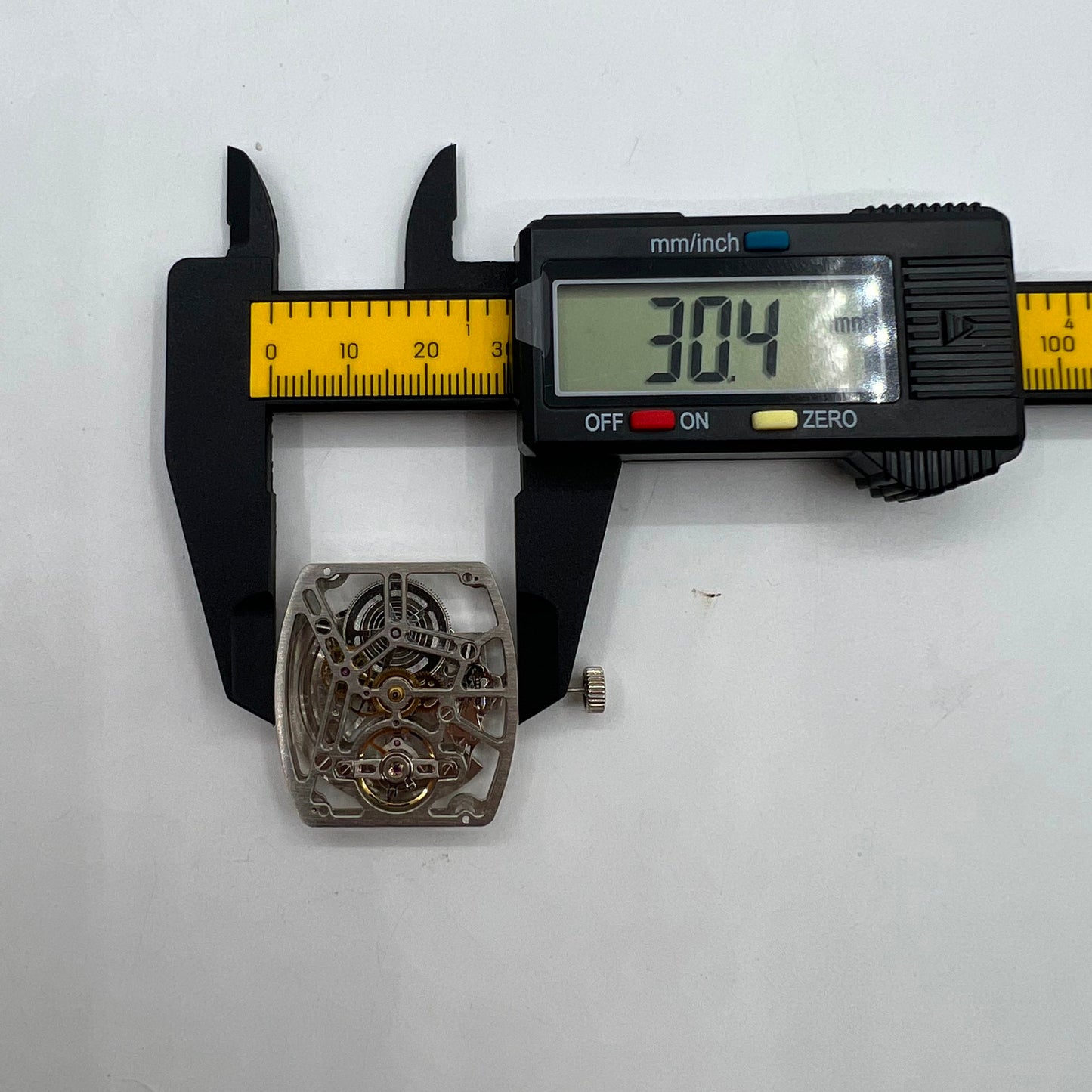 Silver barrel-shaped HZ1C01A watch, automatic mechanical movement, Asian-made precision.